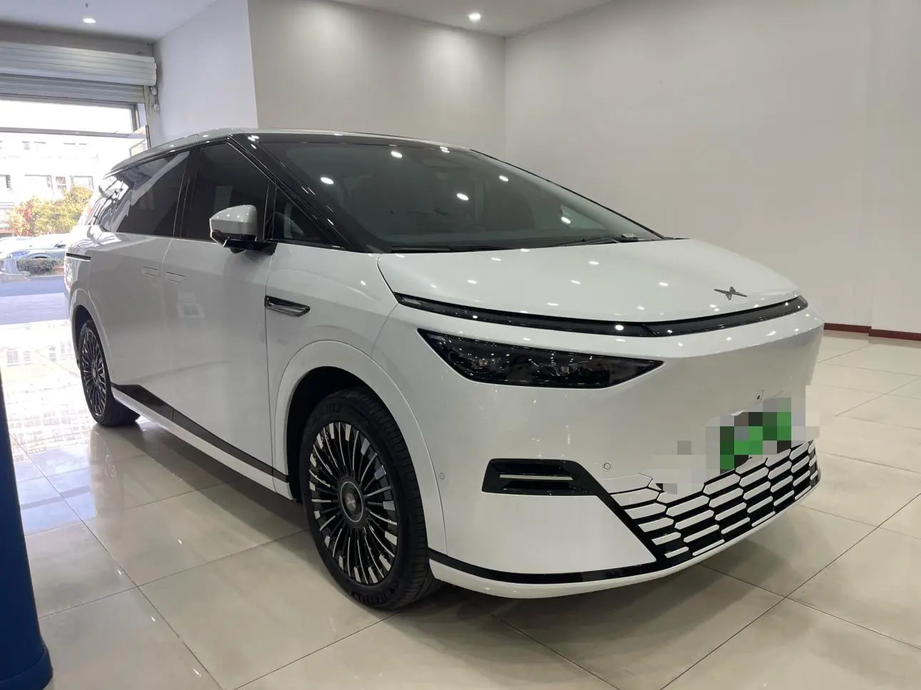 Xpeng X9  из Китая