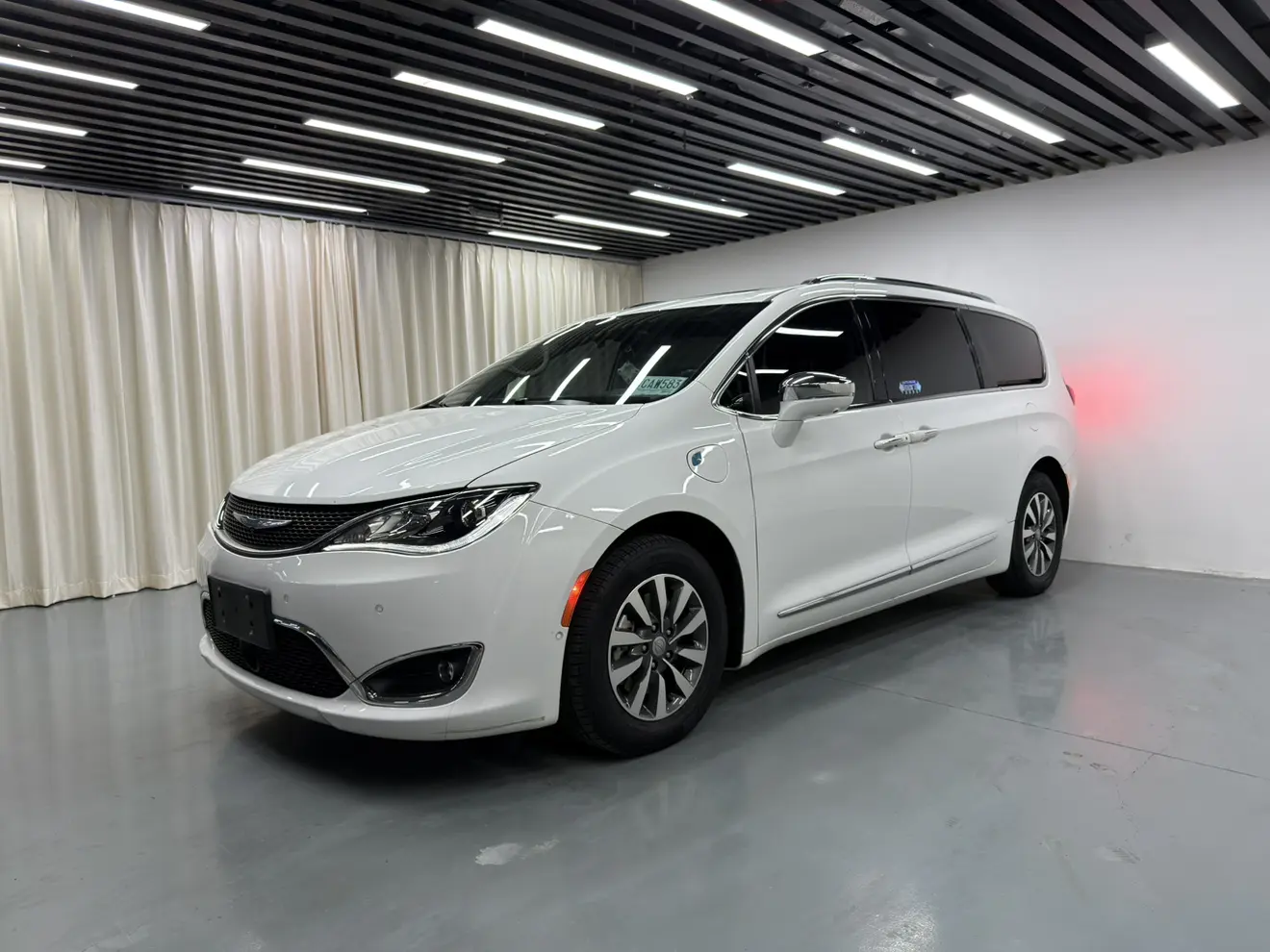 Chrysler Grand Voyager PHEV  из Китая