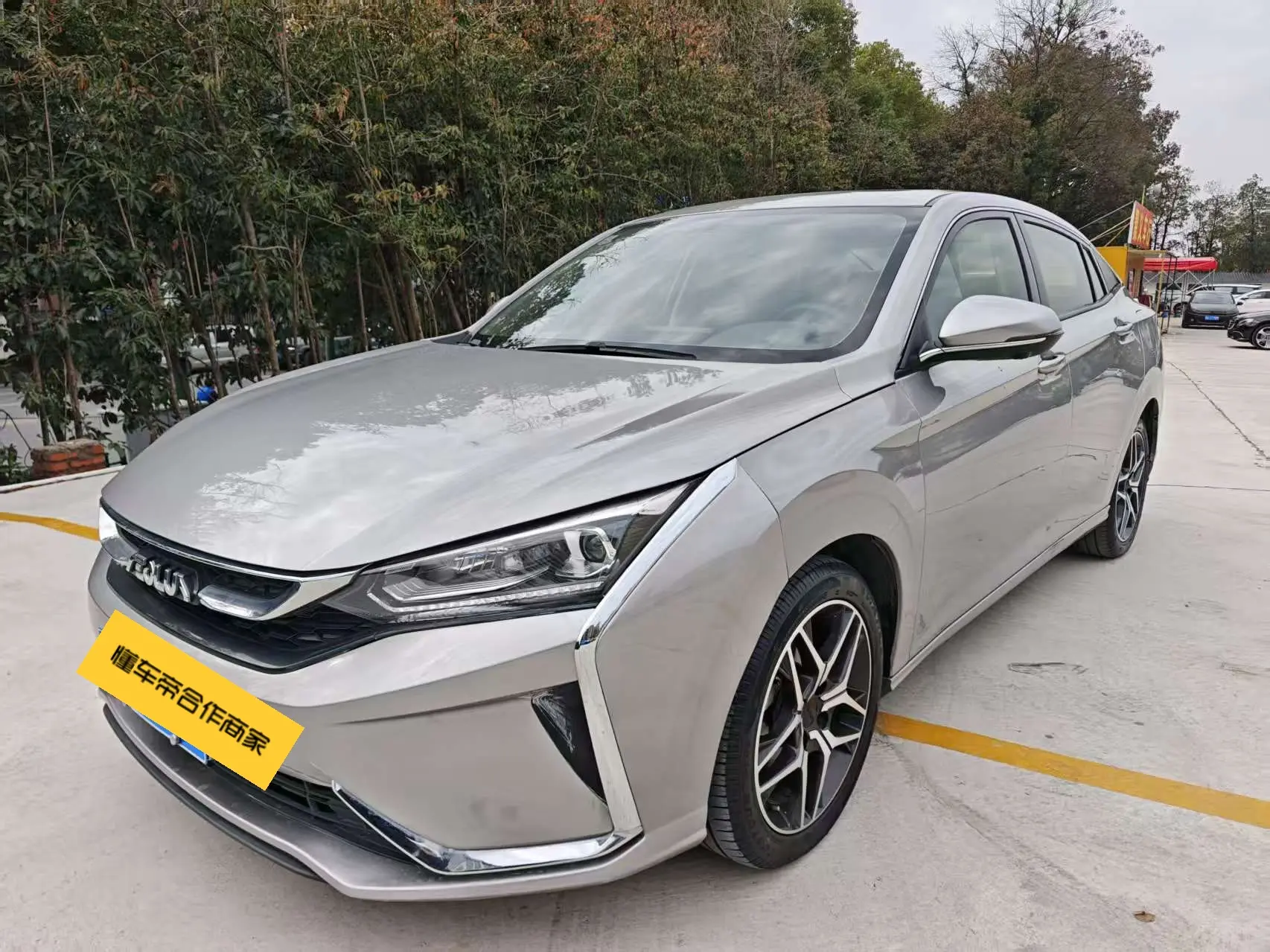 Dongfeng Yixuan  из Китая