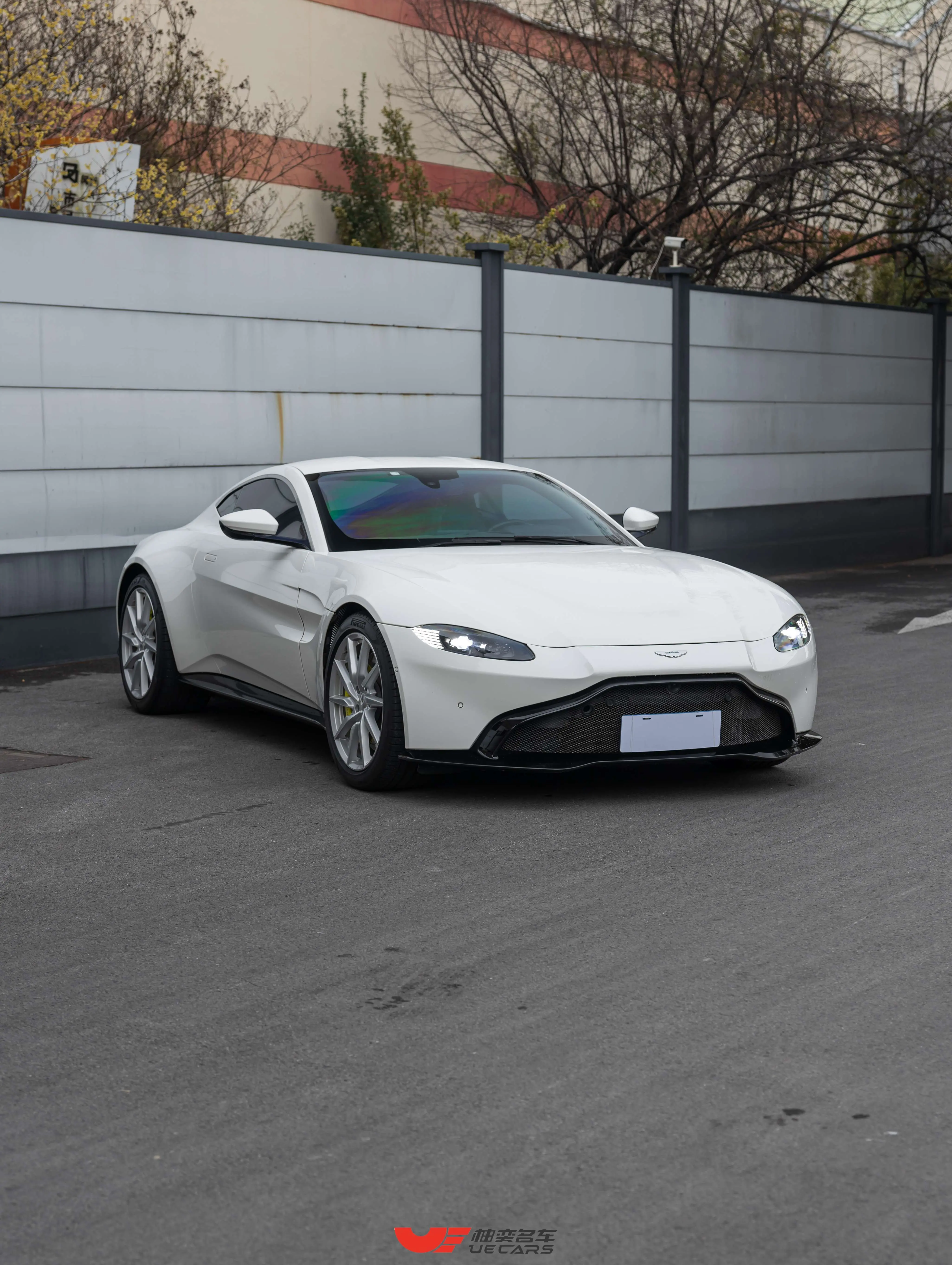 Aston Martin Vantage  из Китая