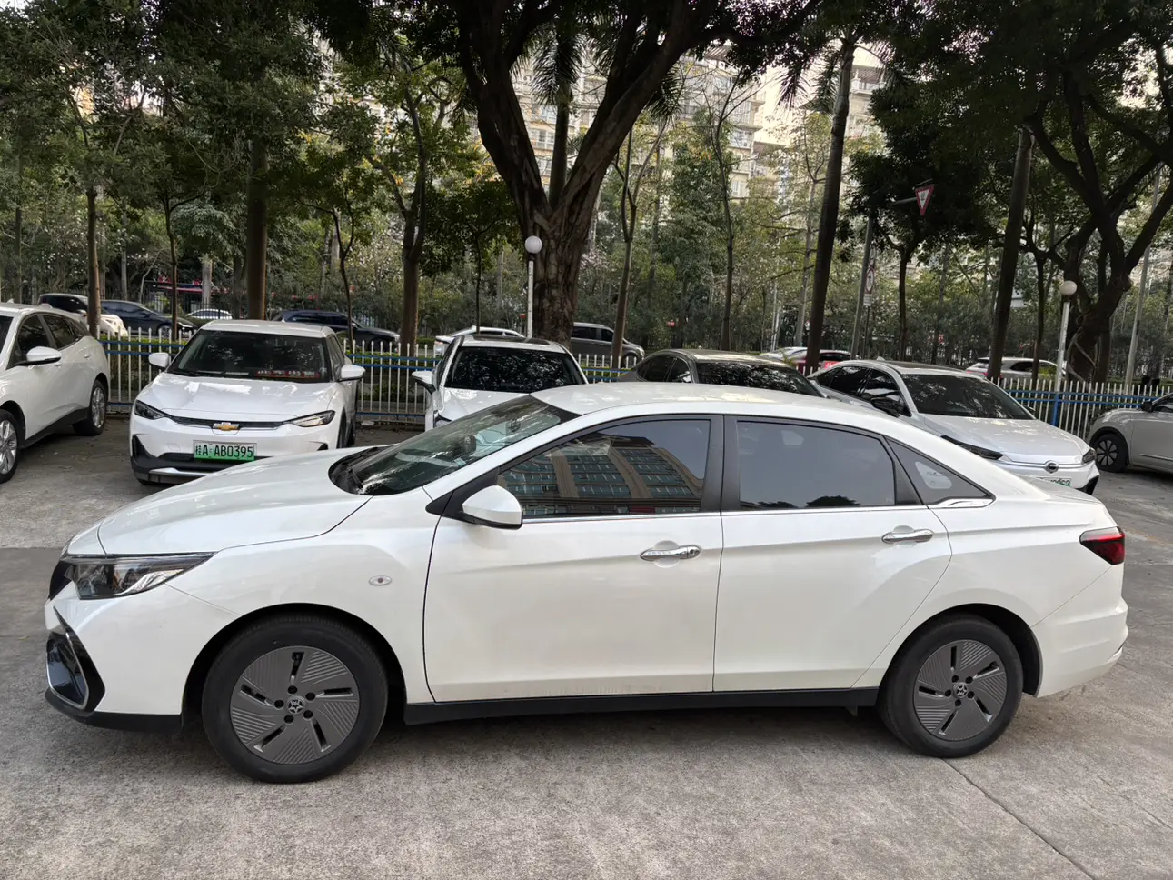 Kai Chen Venucia D60 EV  из Китая