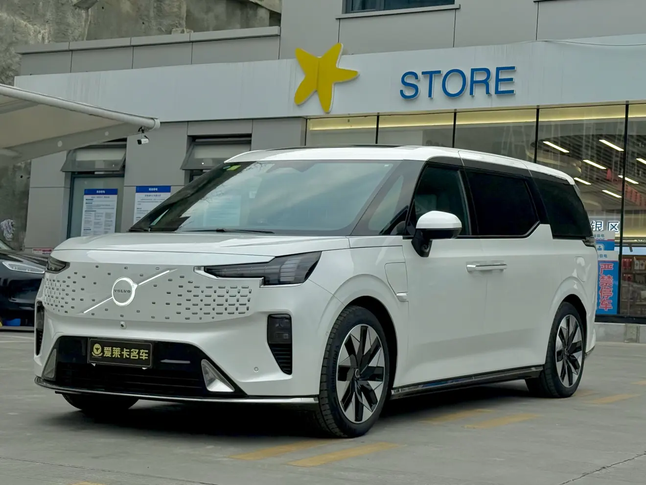 Volvo EM90  из Китая