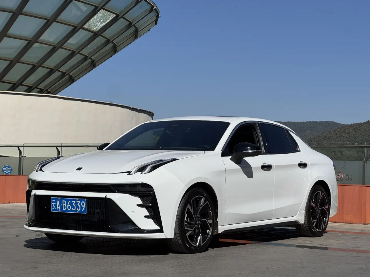 Lynk & Co 03