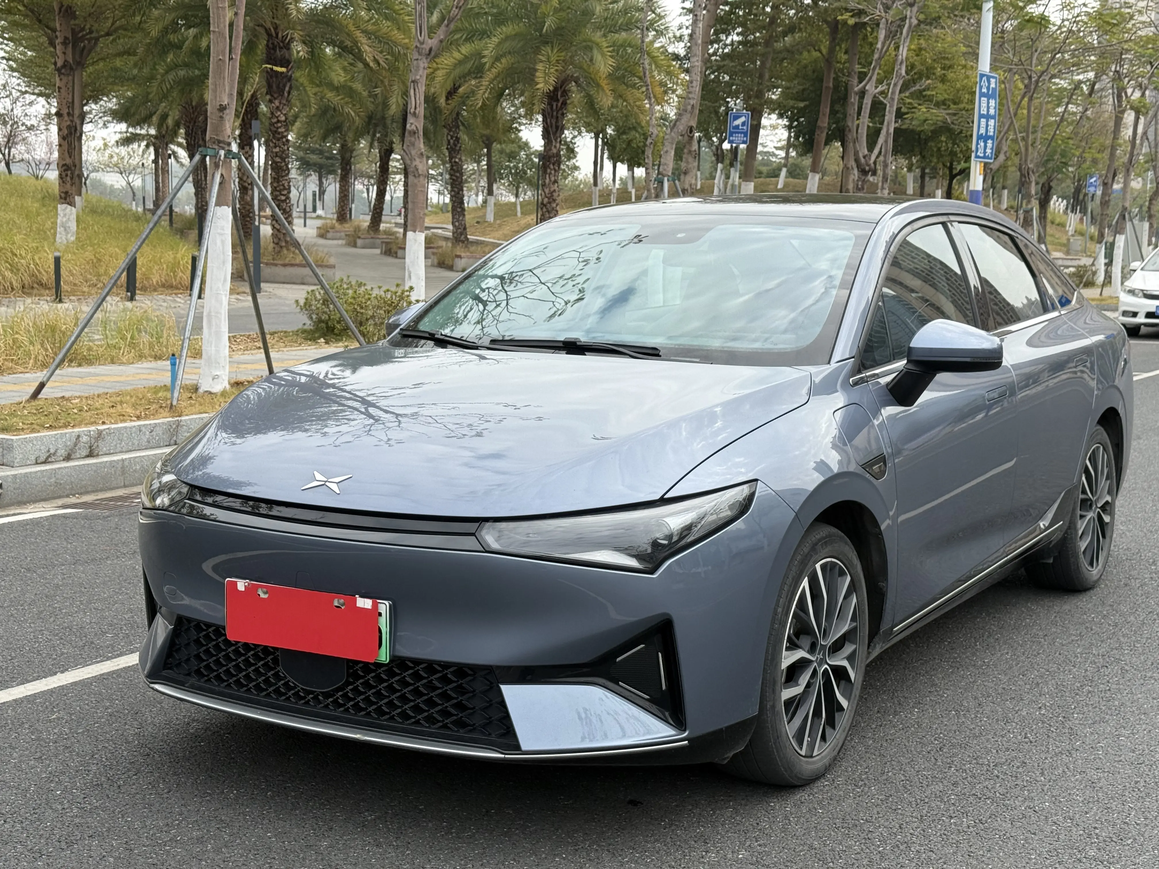 Xpeng P5  из Китая