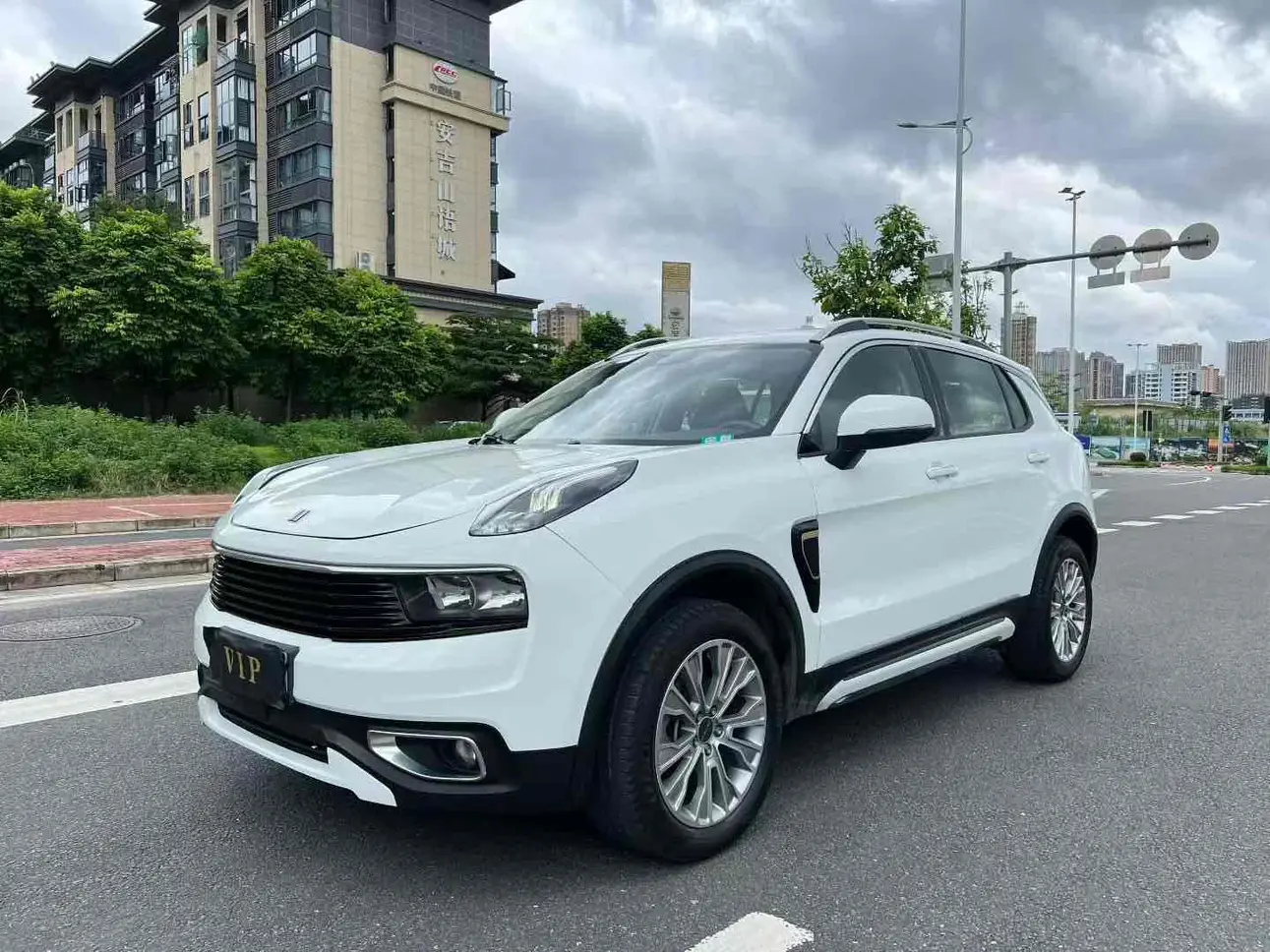 Lynk & Co 01  из Китая