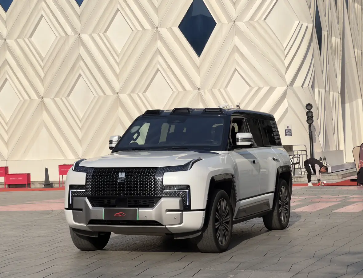 BYD Yangwang U8  из Китая