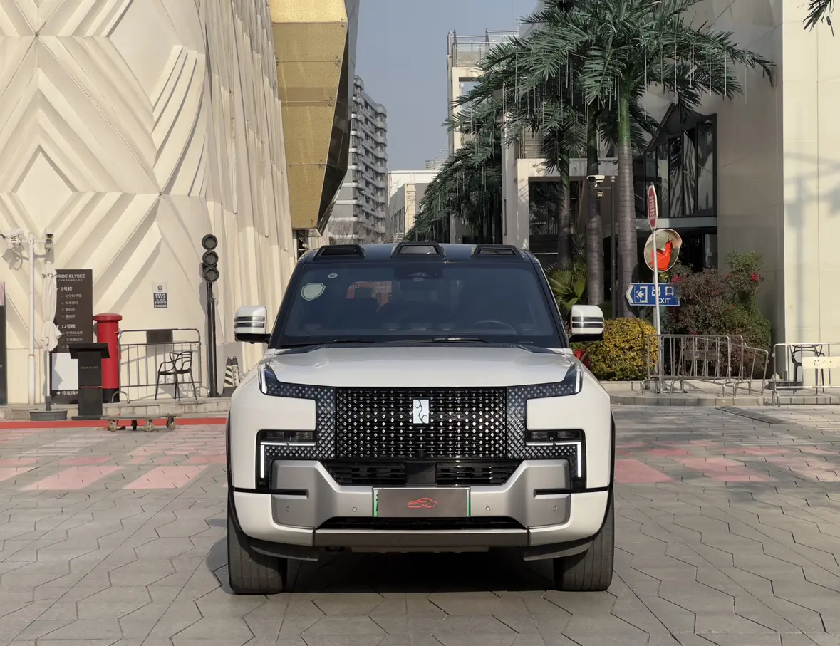 BYD Yangwang U8  из Китая