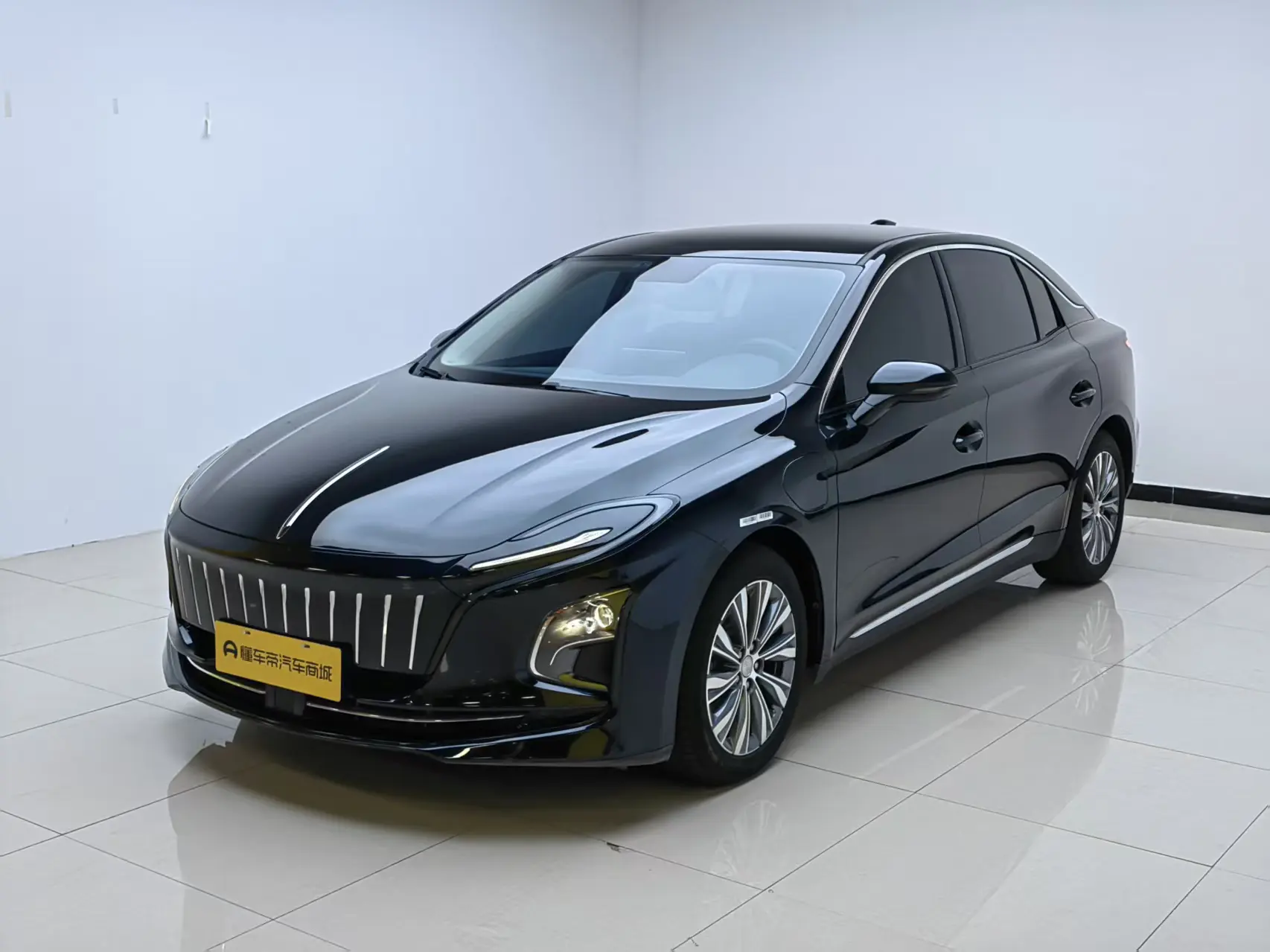 Hongqi E-QM5  из Китая