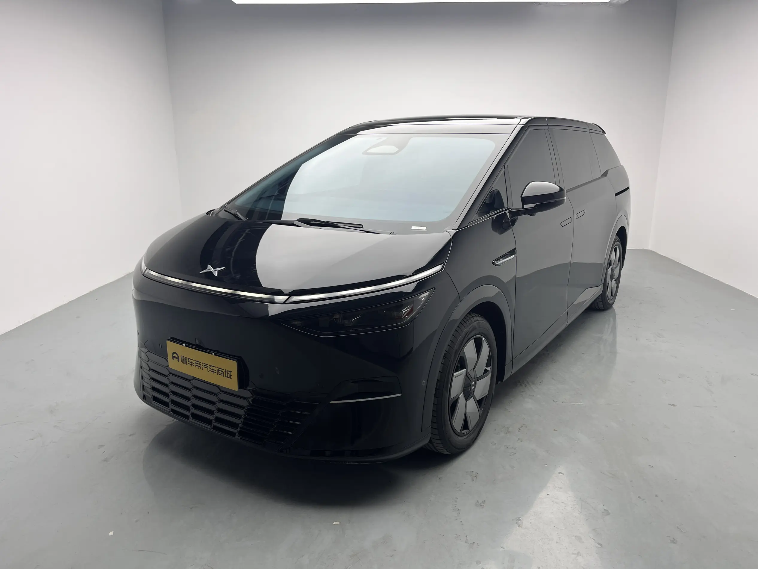 Xpeng X9  из Китая