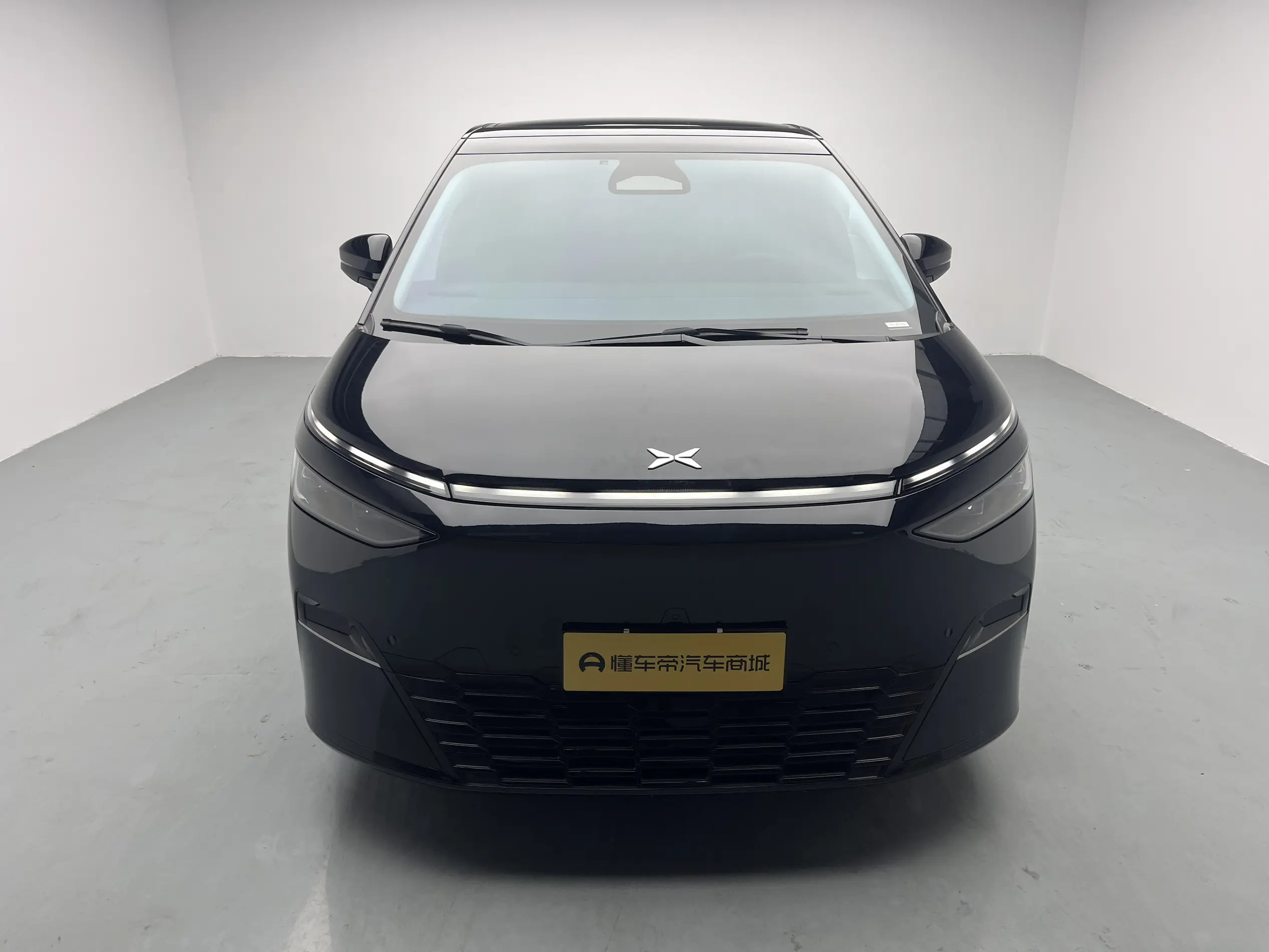 Xpeng X9  из Китая