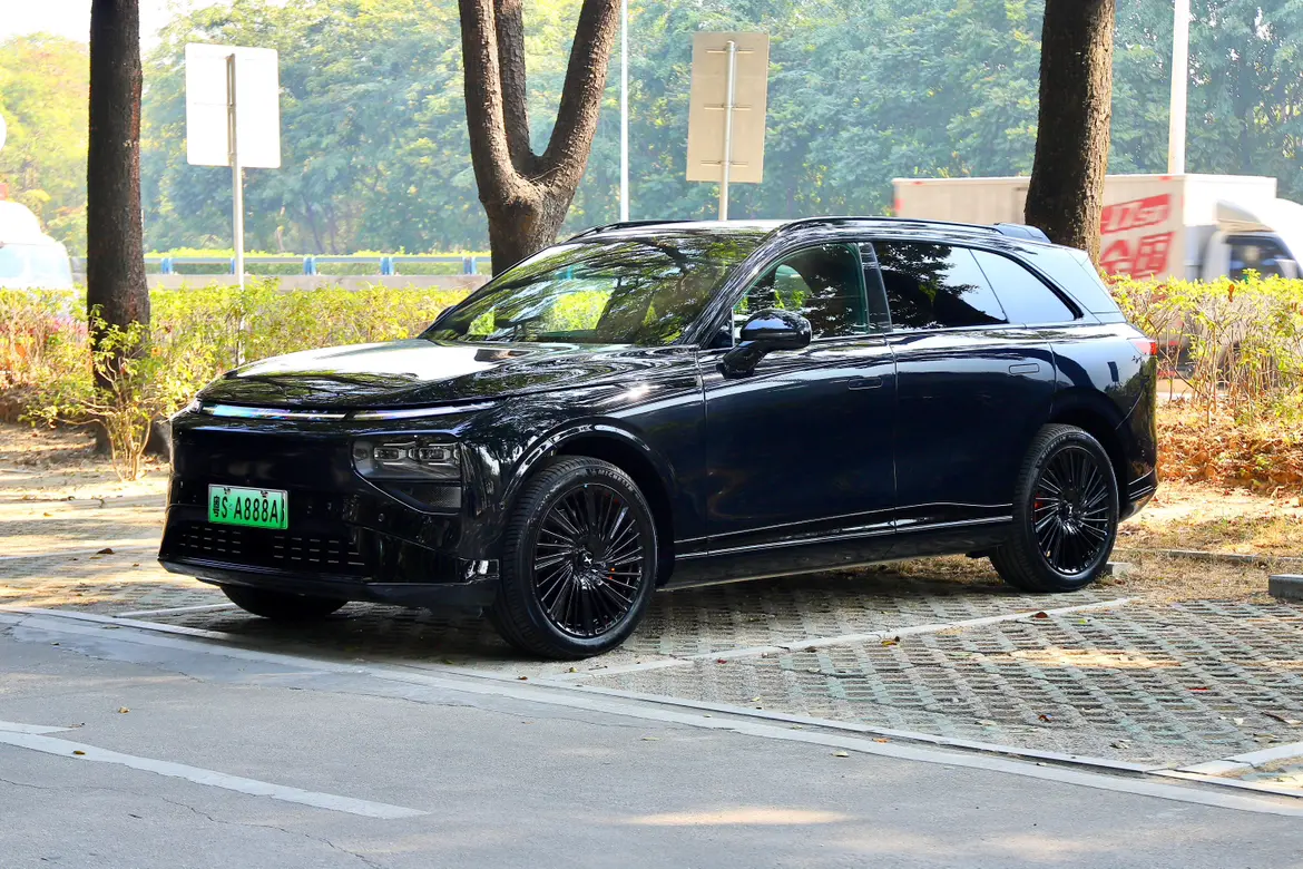 Xpeng G9  из Китая