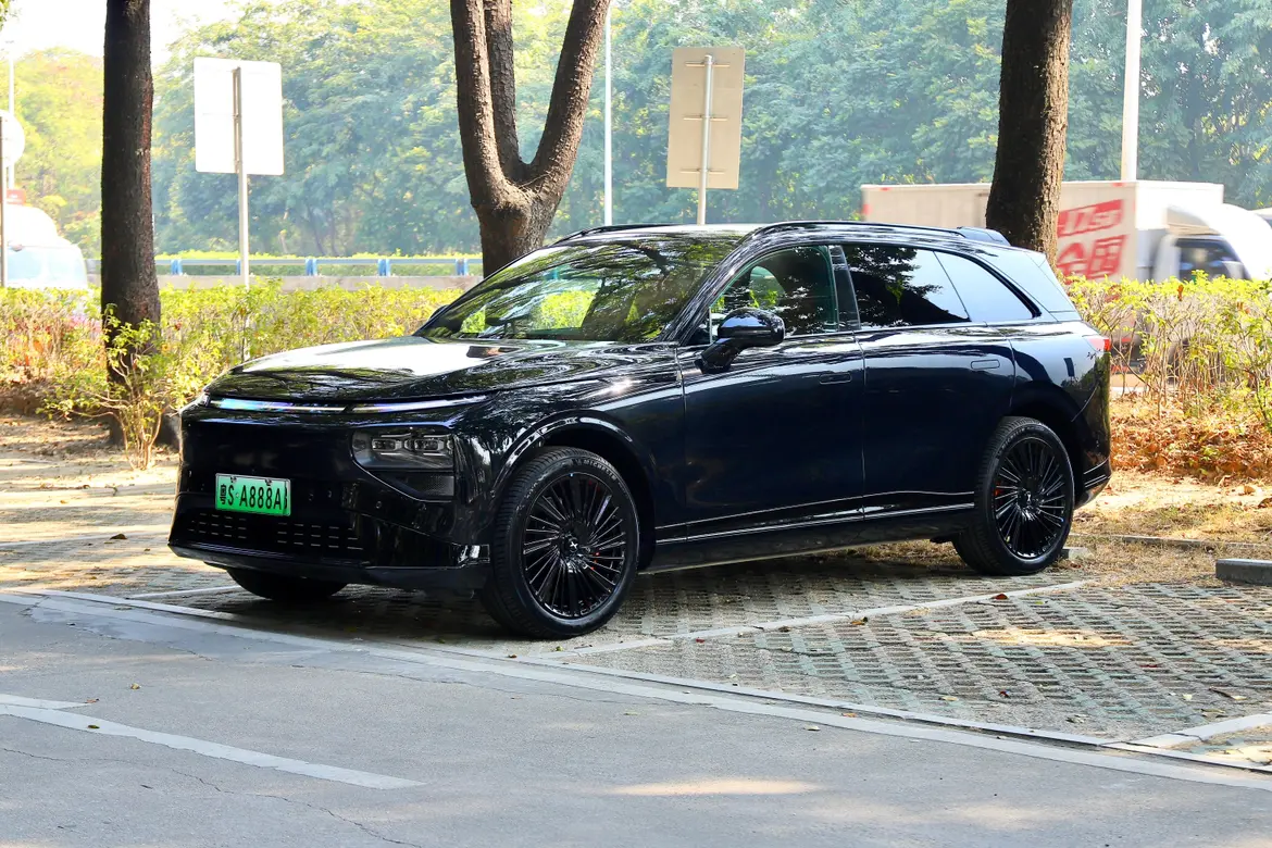 Xpeng G9  из Китая