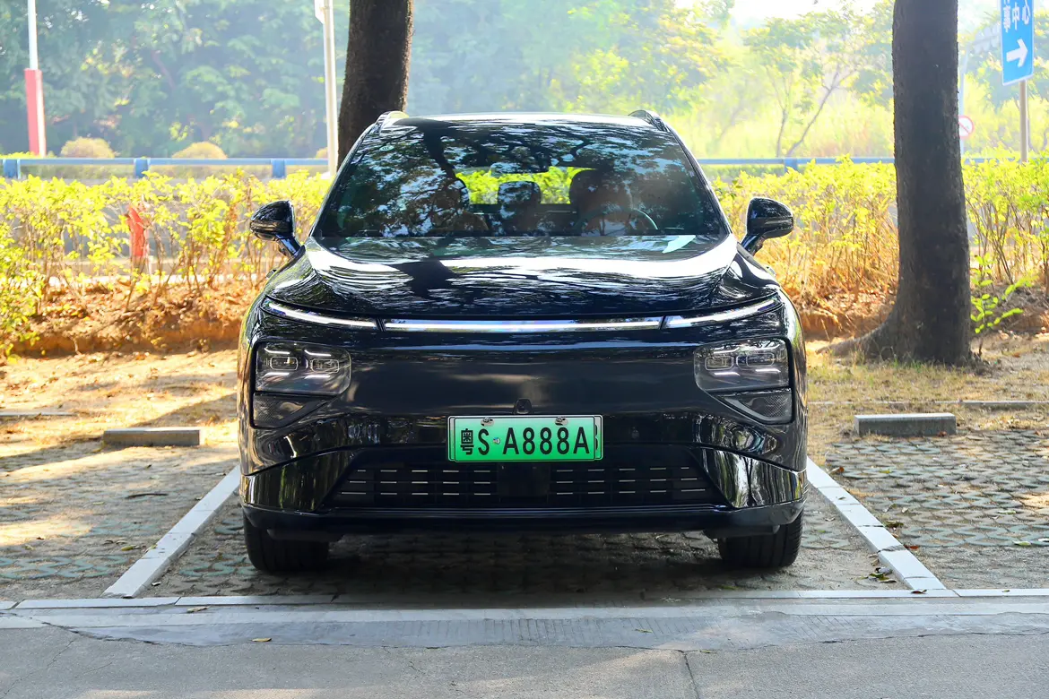 Xpeng G9  из Китая