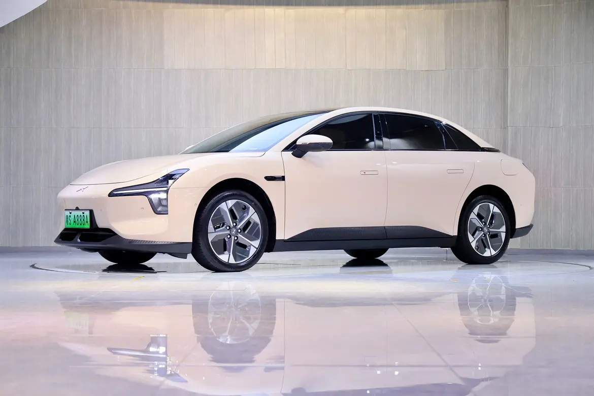 Xpeng Xiaopeng MONA M03  из Китая