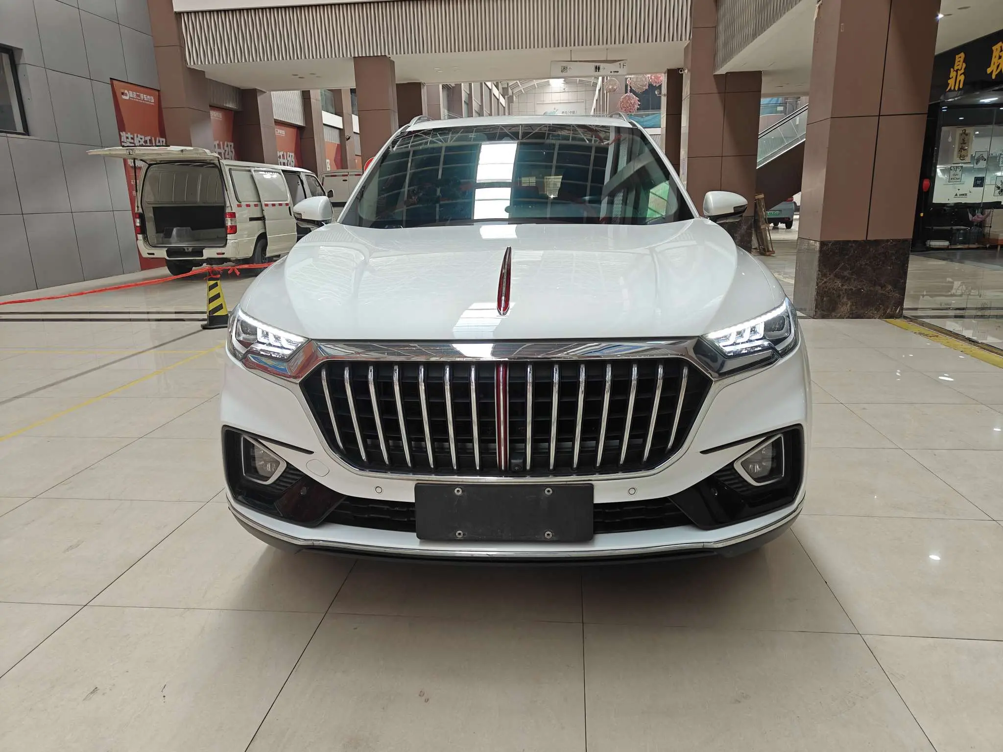 Hongqi HS5  из Китая