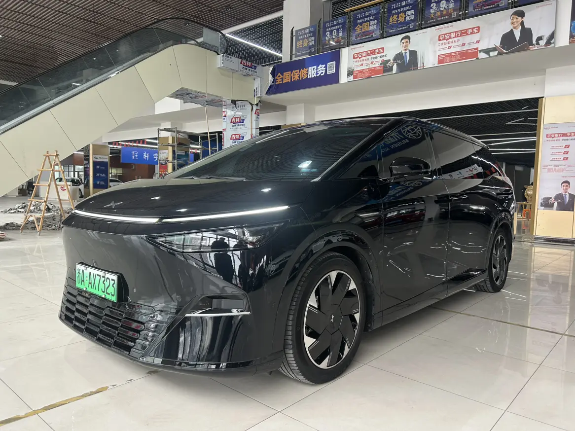 Xpeng X9  из Китая