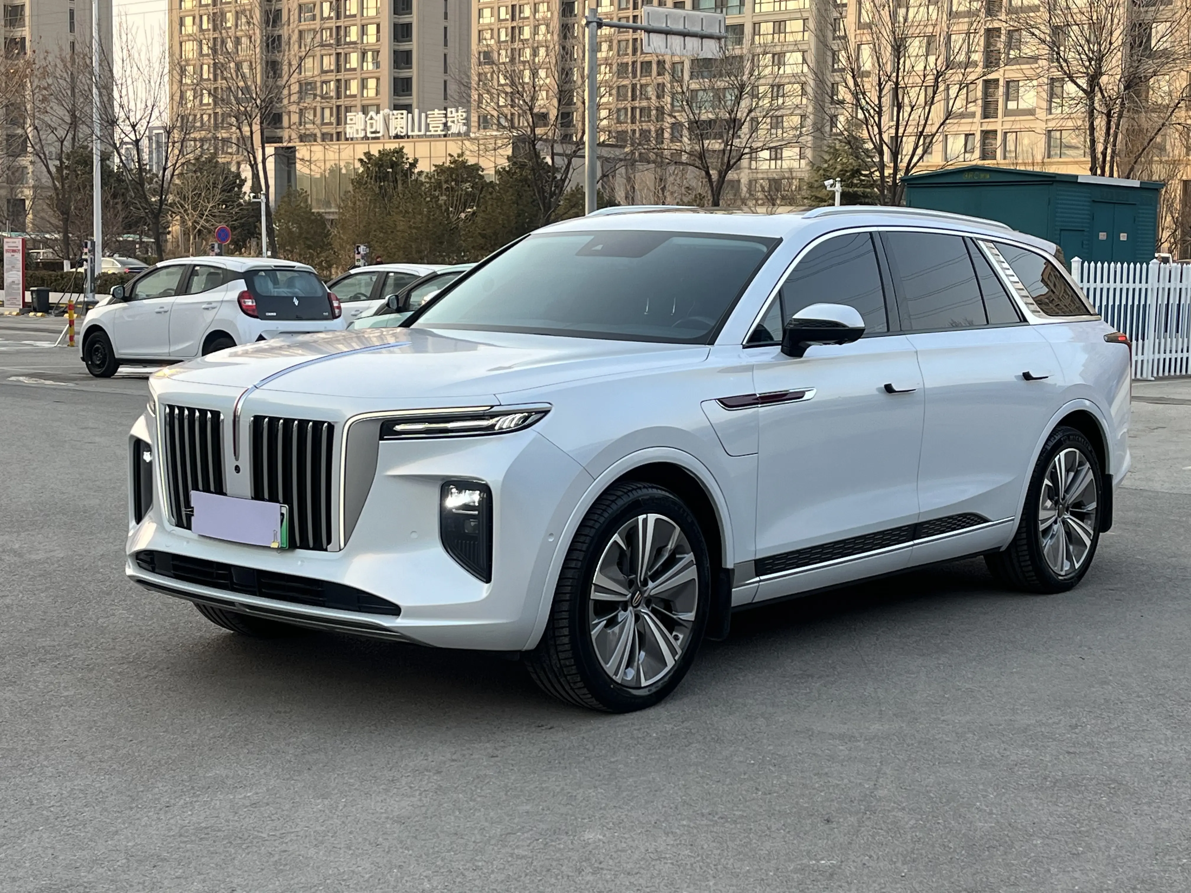 Hongqi E-HS9  из Китая