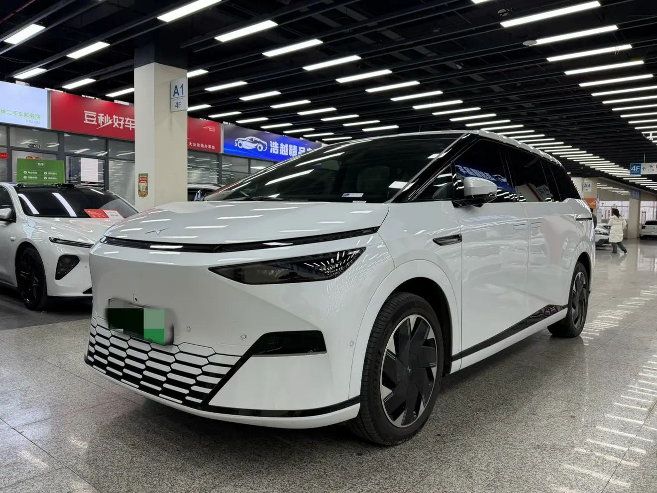 Xpeng X9  из Китая