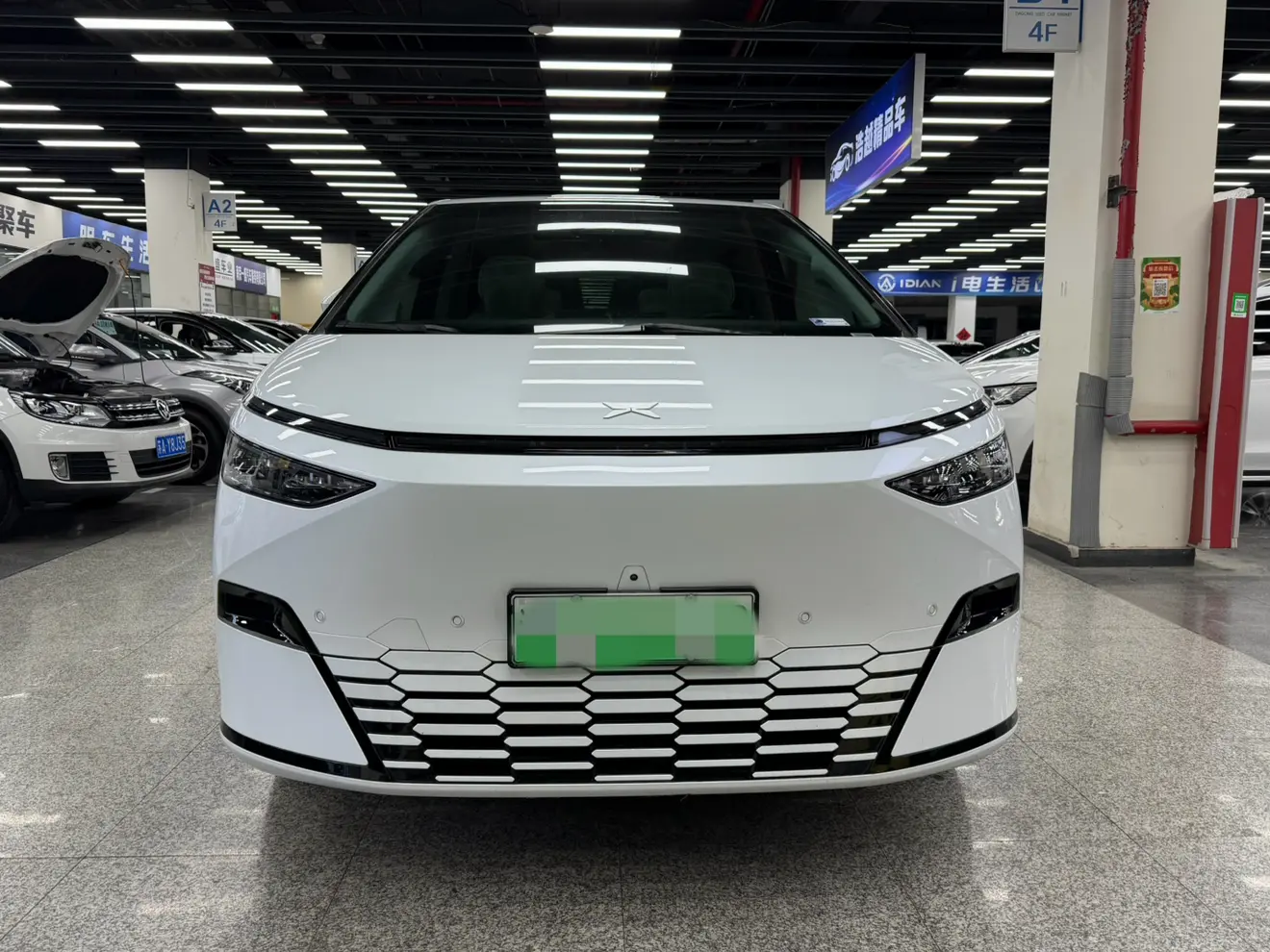 Xpeng X9  из Китая