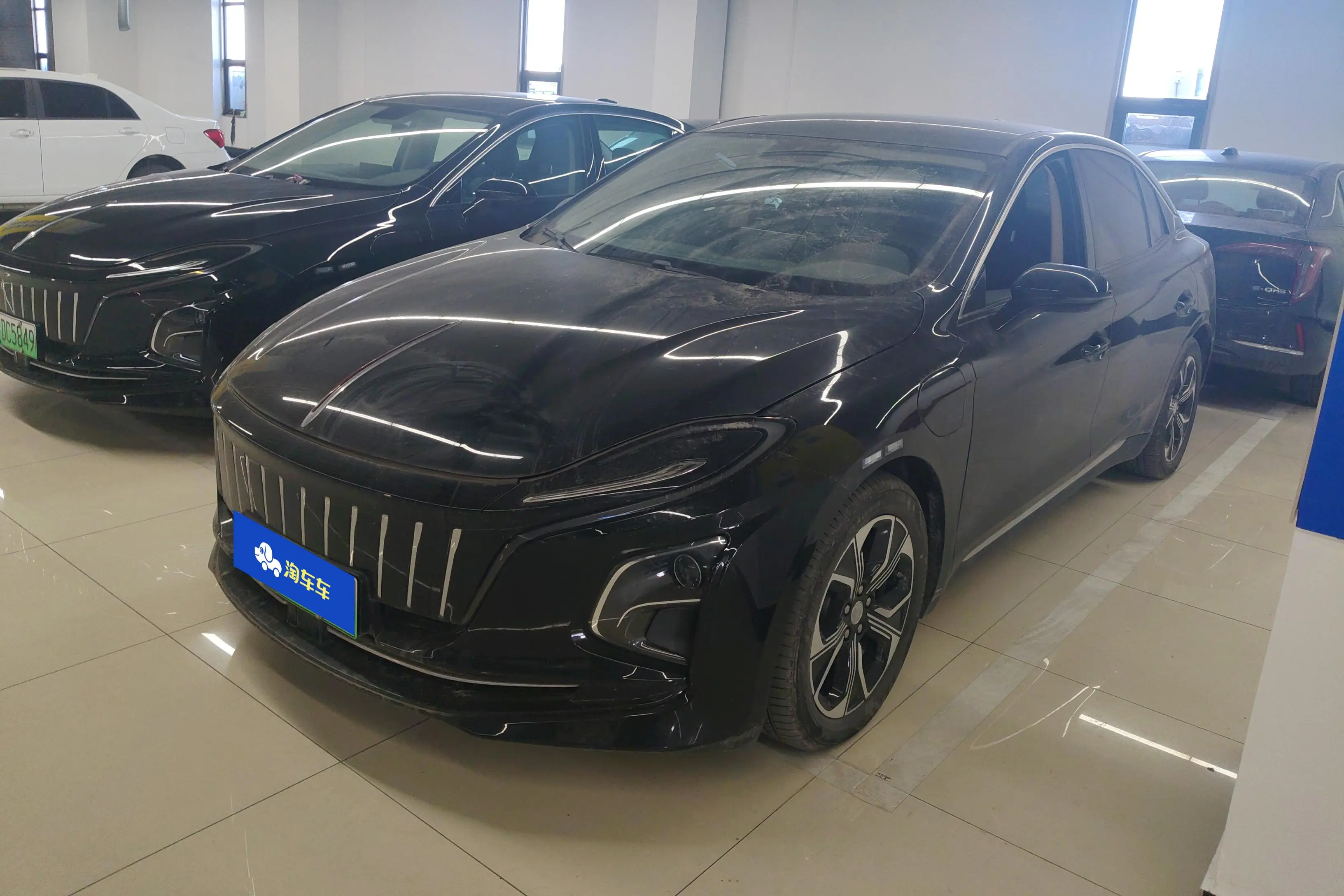 Hongqi E-QM5  из Китая