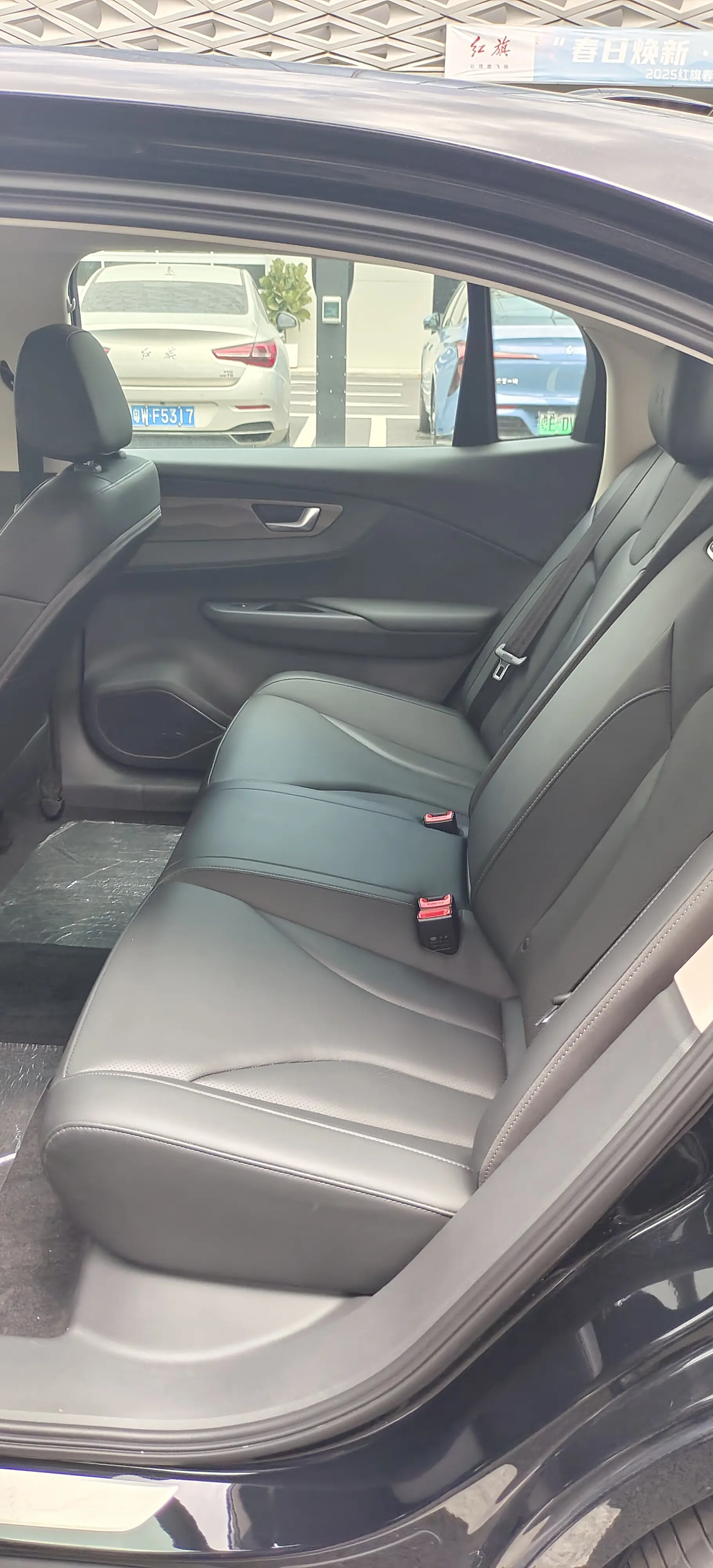 Hongqi E-QM5  из Китая