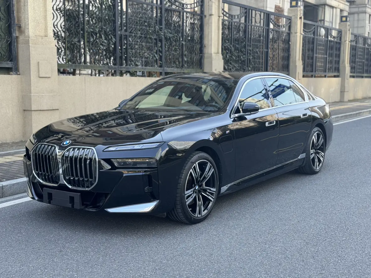 BMW i7  из Китая