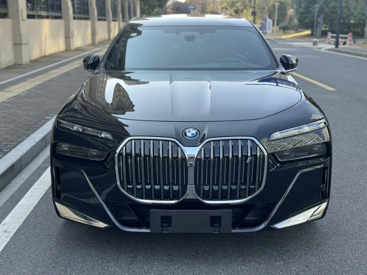 BMW i7  из Китая