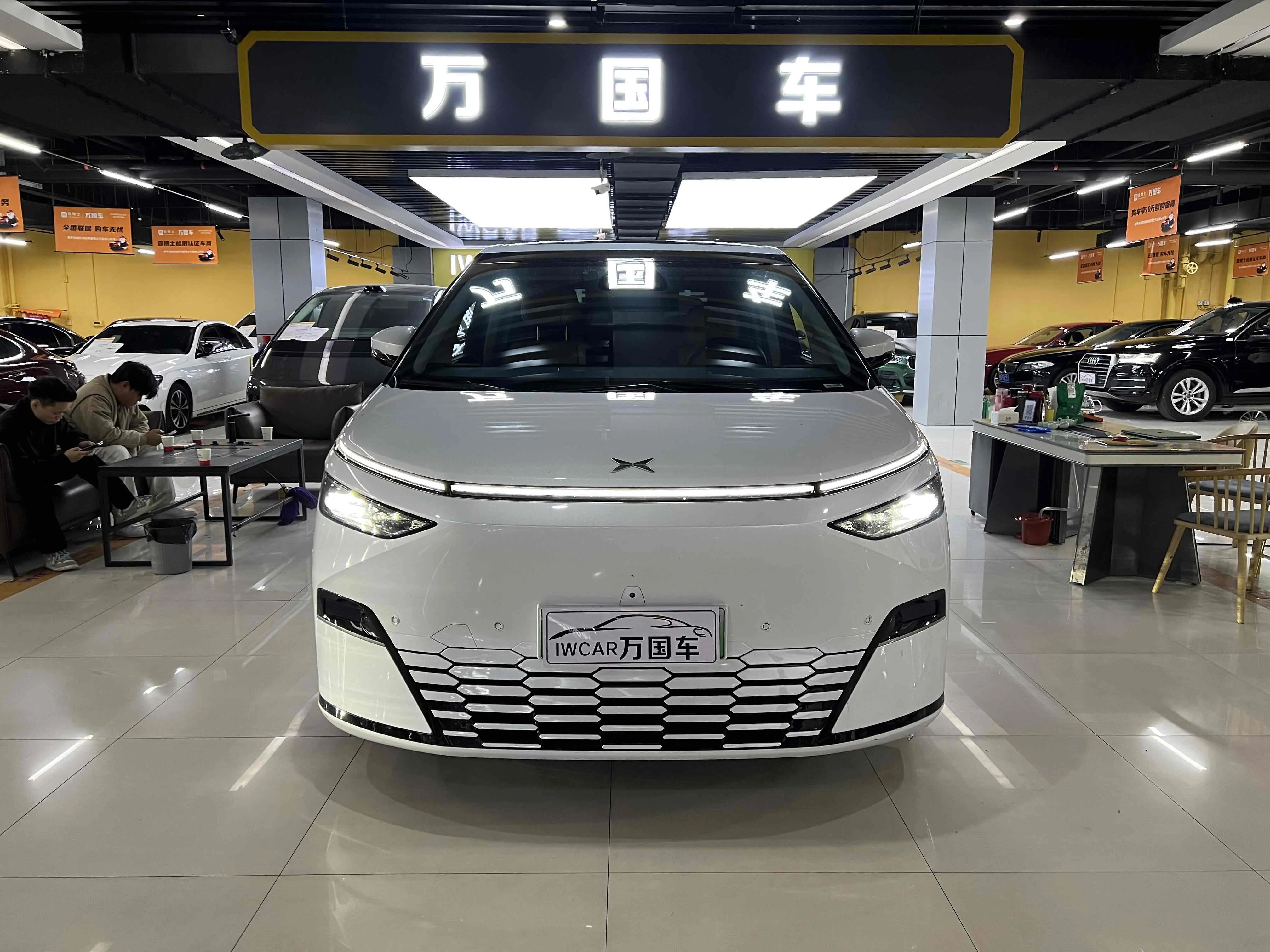 Xpeng X9  из Китая