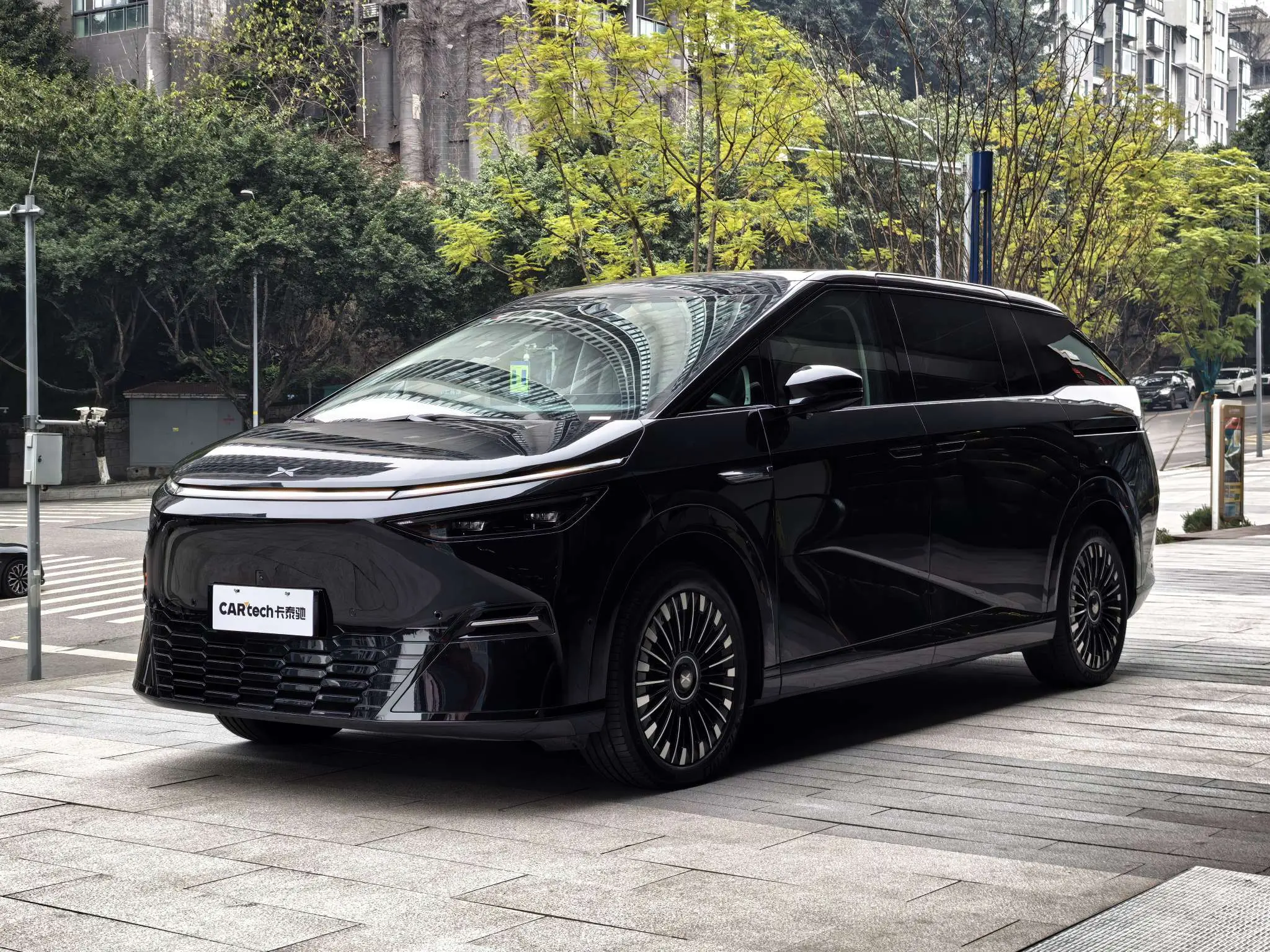 Xpeng X9  из Китая