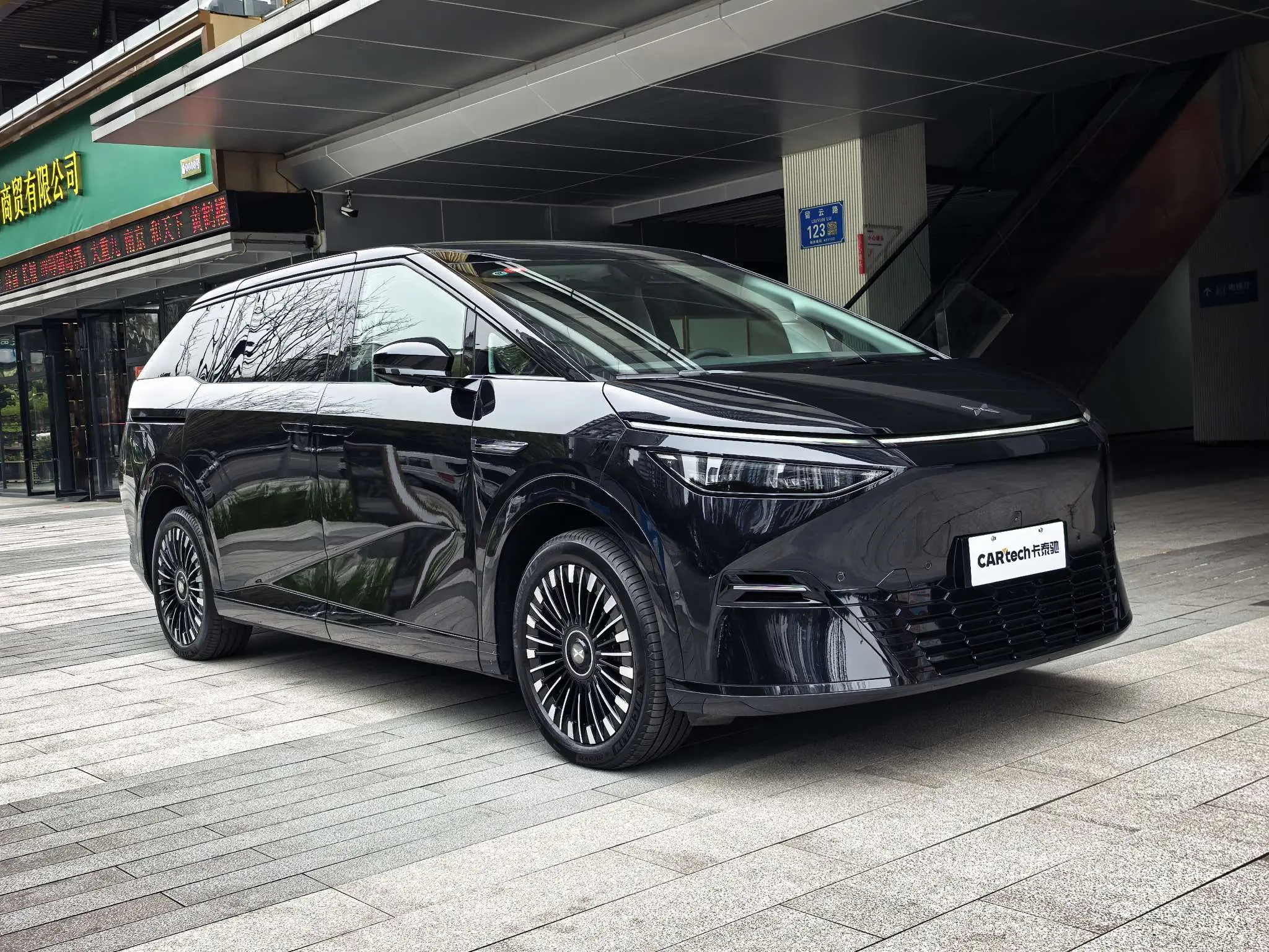 Xpeng X9  из Китая