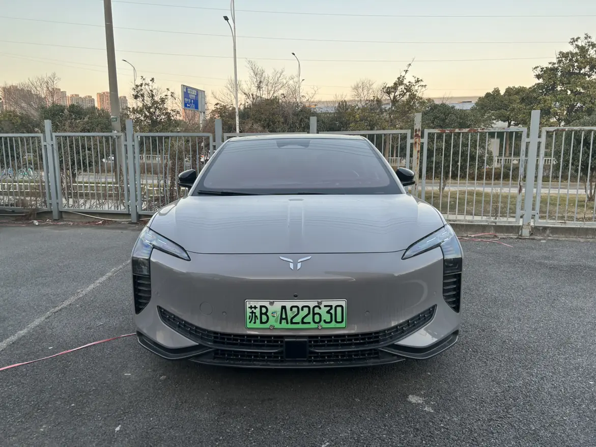 Hongqi EH7  из Китая