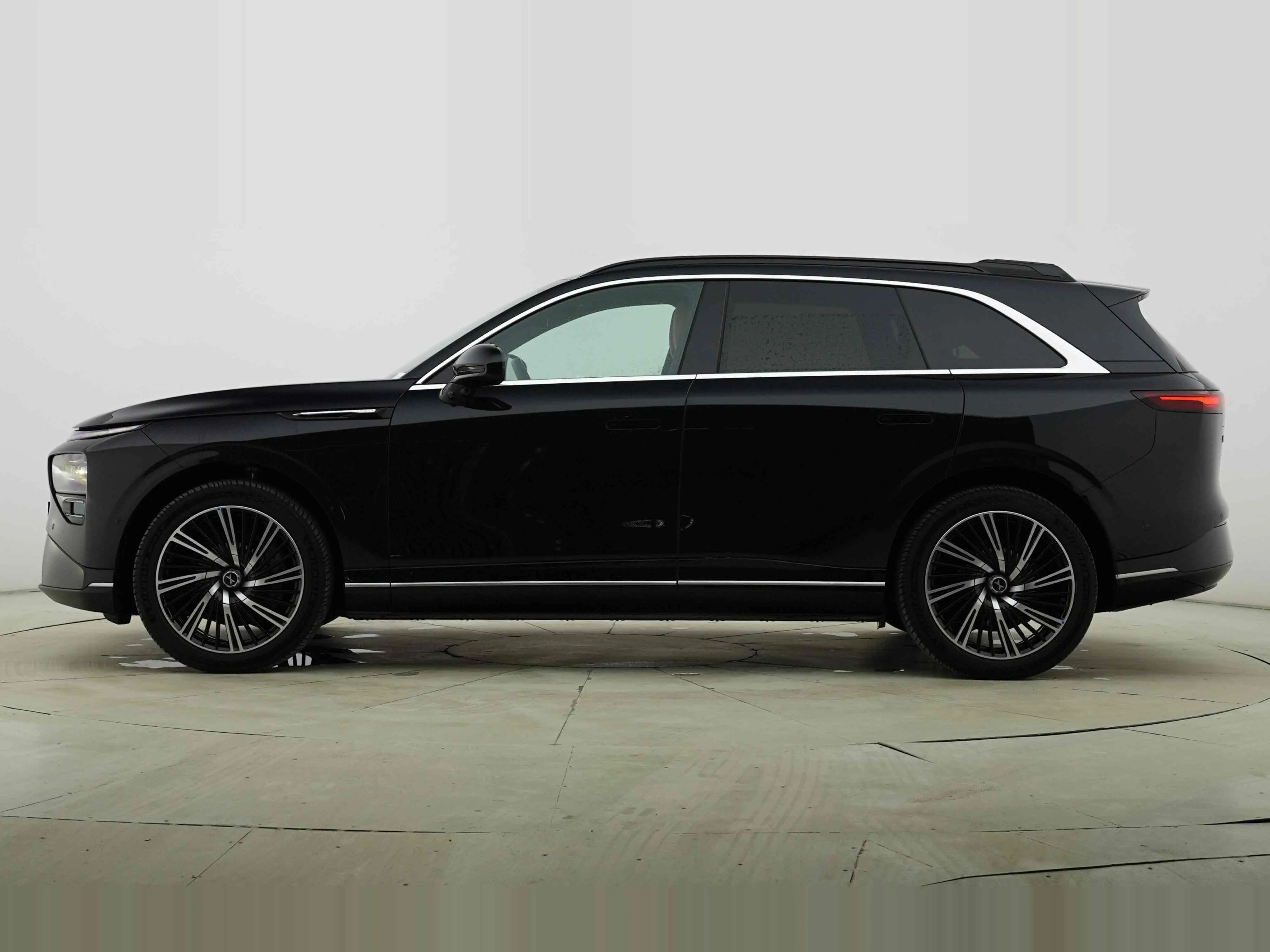 Xpeng G9  из Китая