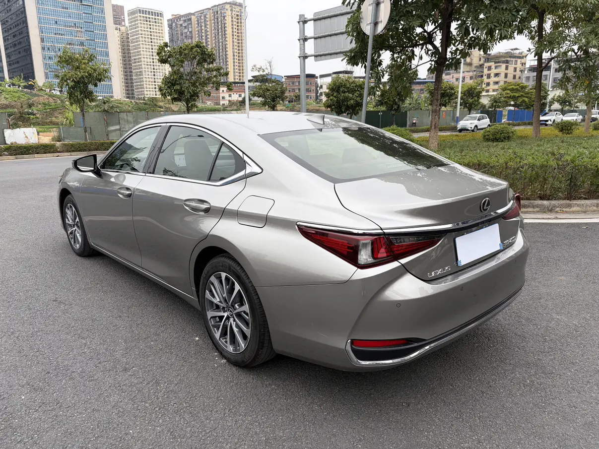 Lexus ES