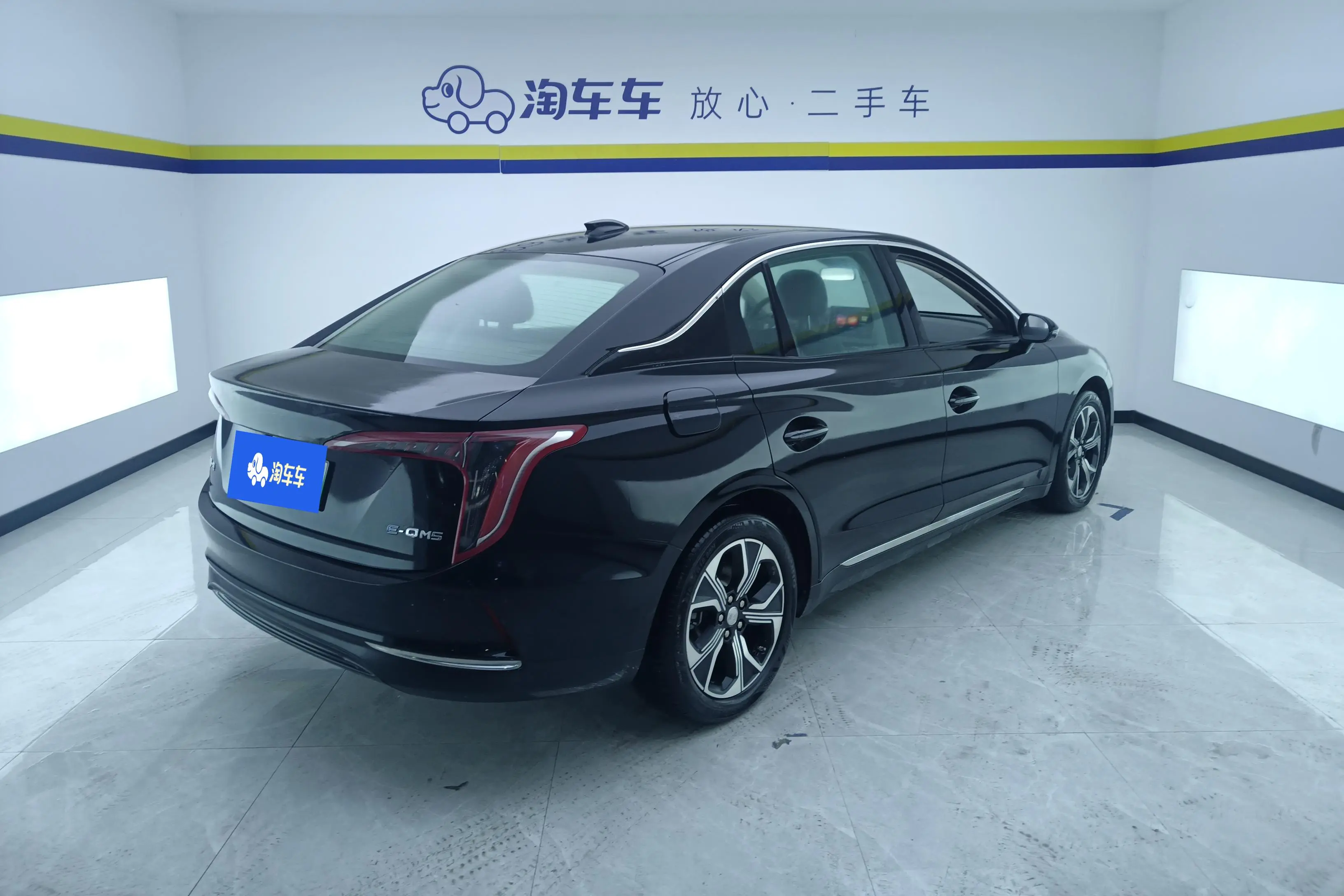 Hongqi E-QM5  из Китая