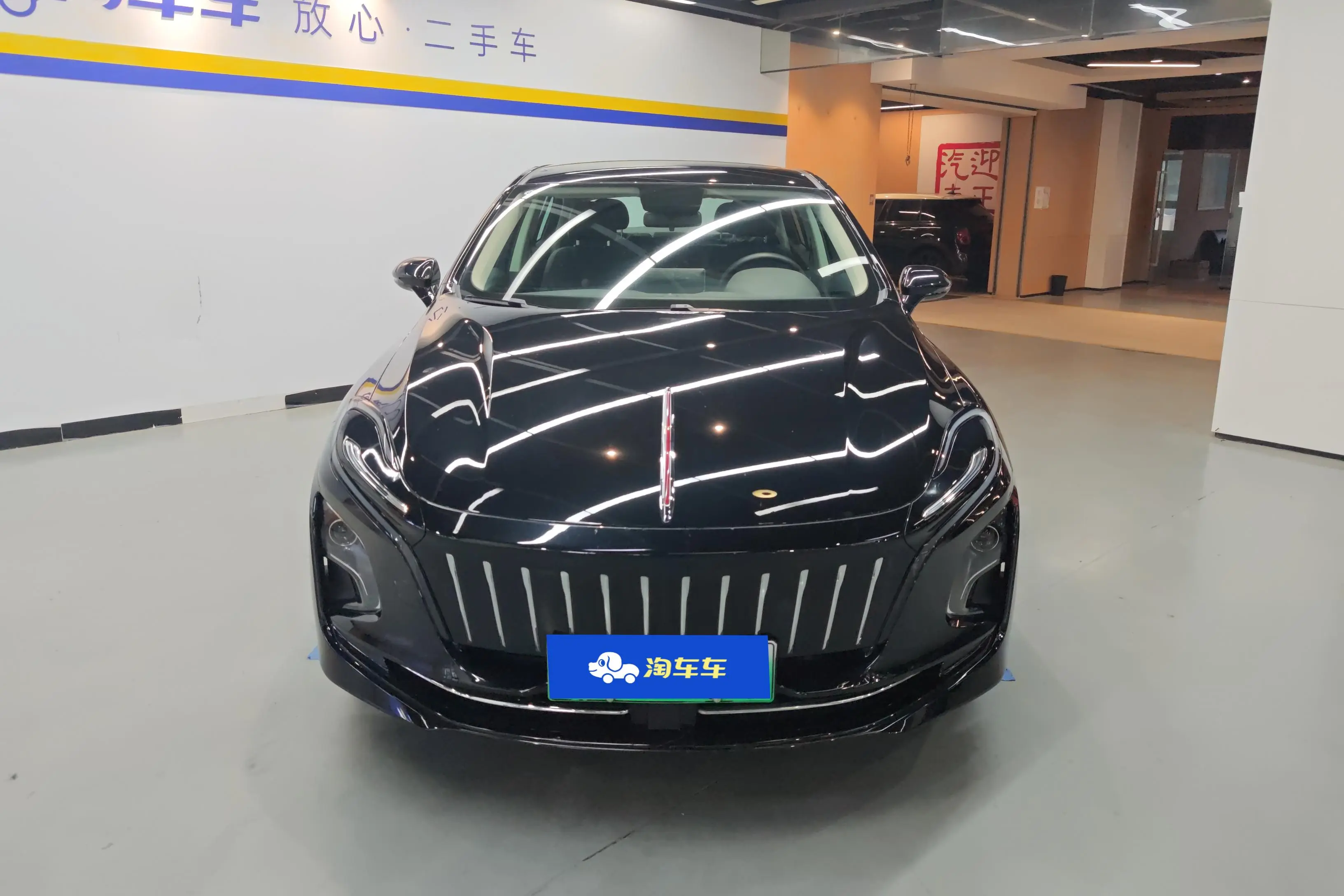 Hongqi E-QM5  из Китая