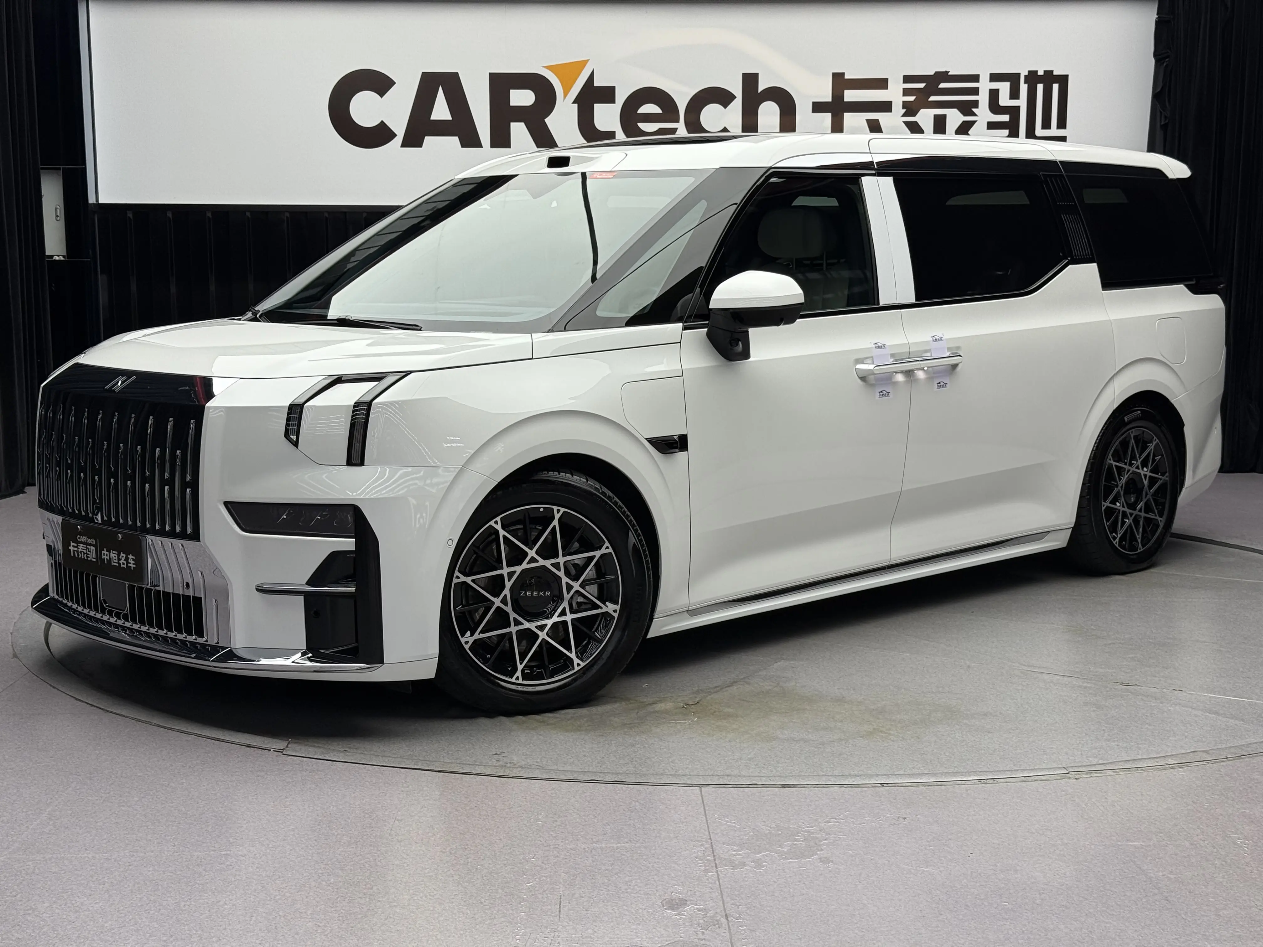 ZEEKR 009  из Китая