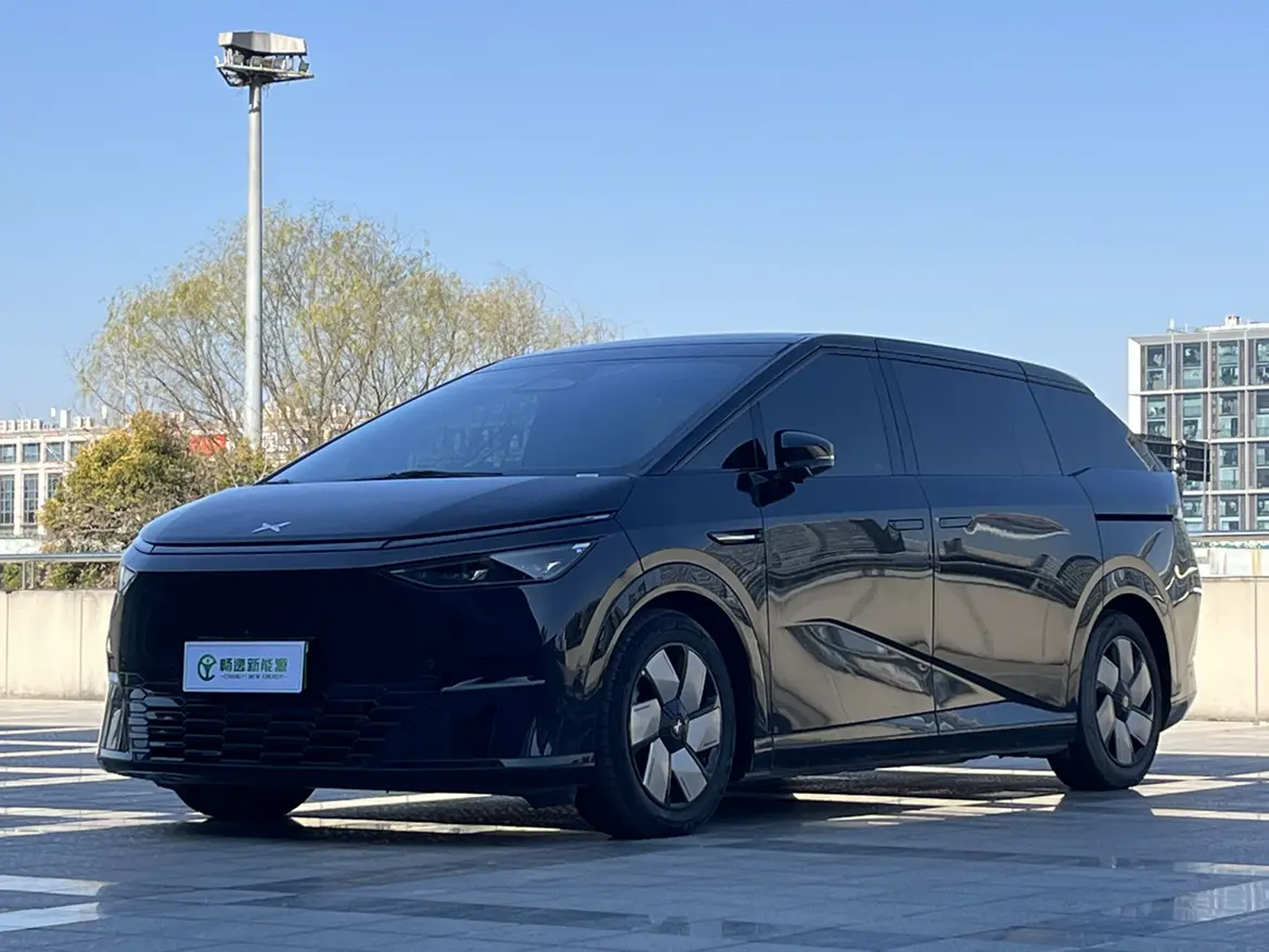 Xpeng X9  из Китая