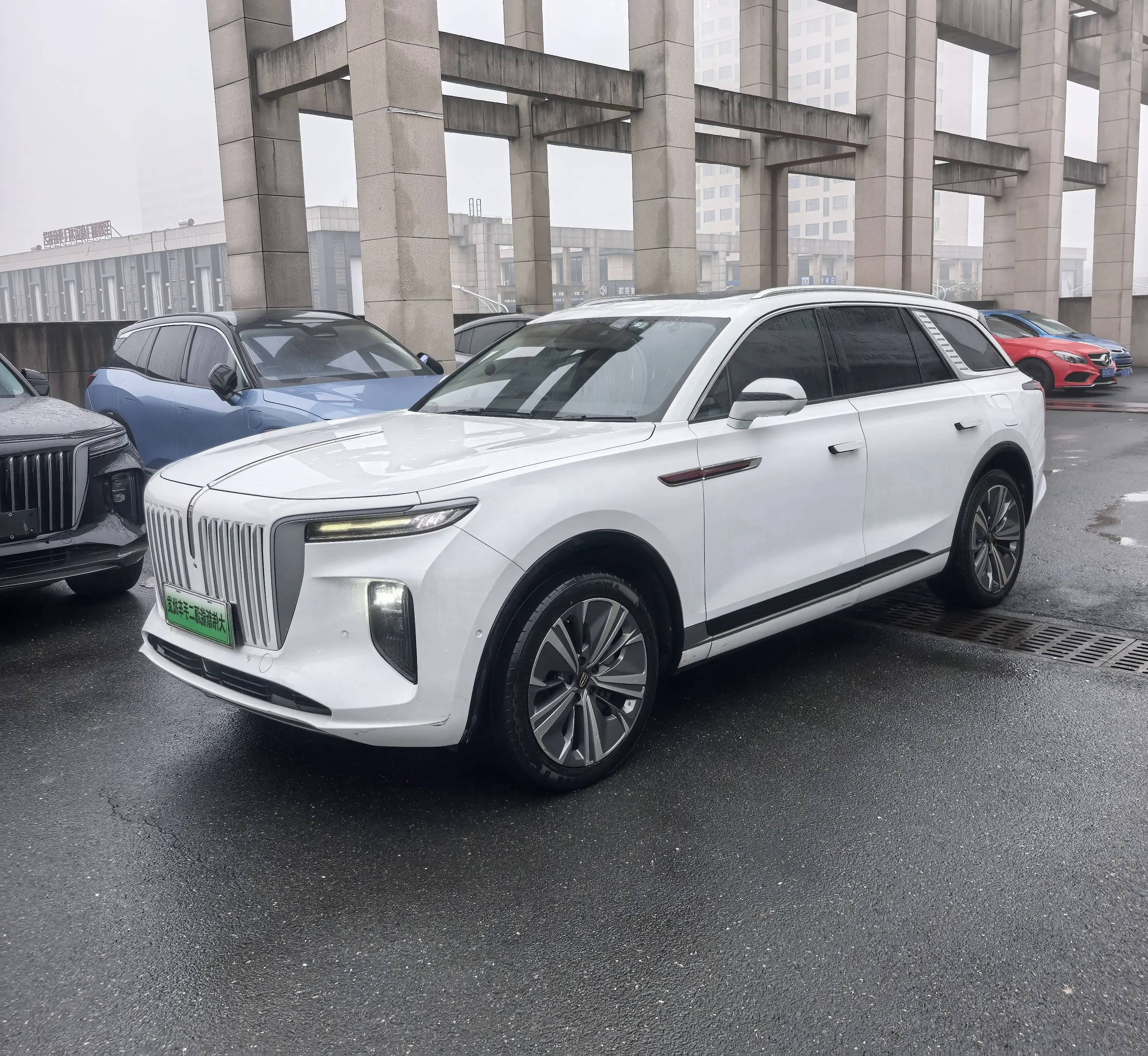 Hongqi E-HS9  из Китая