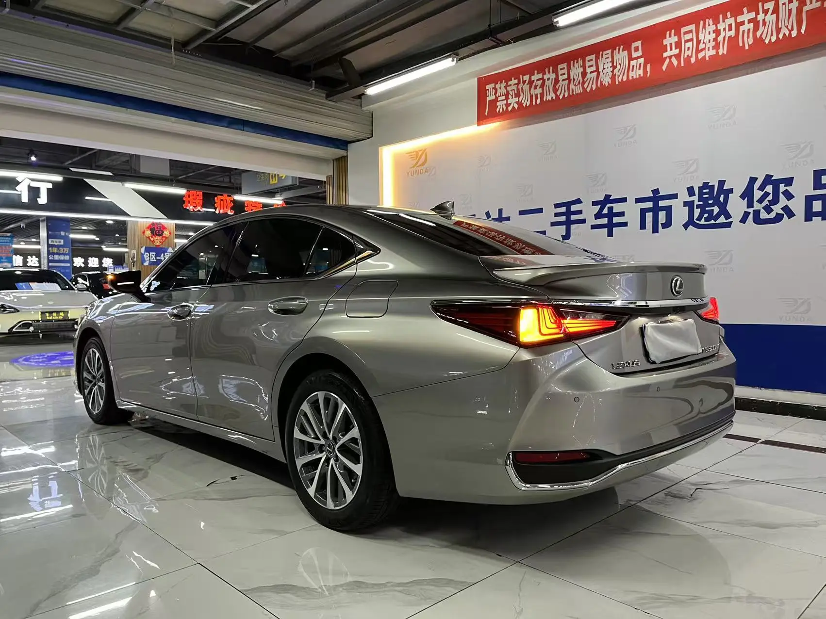 Lexus ES