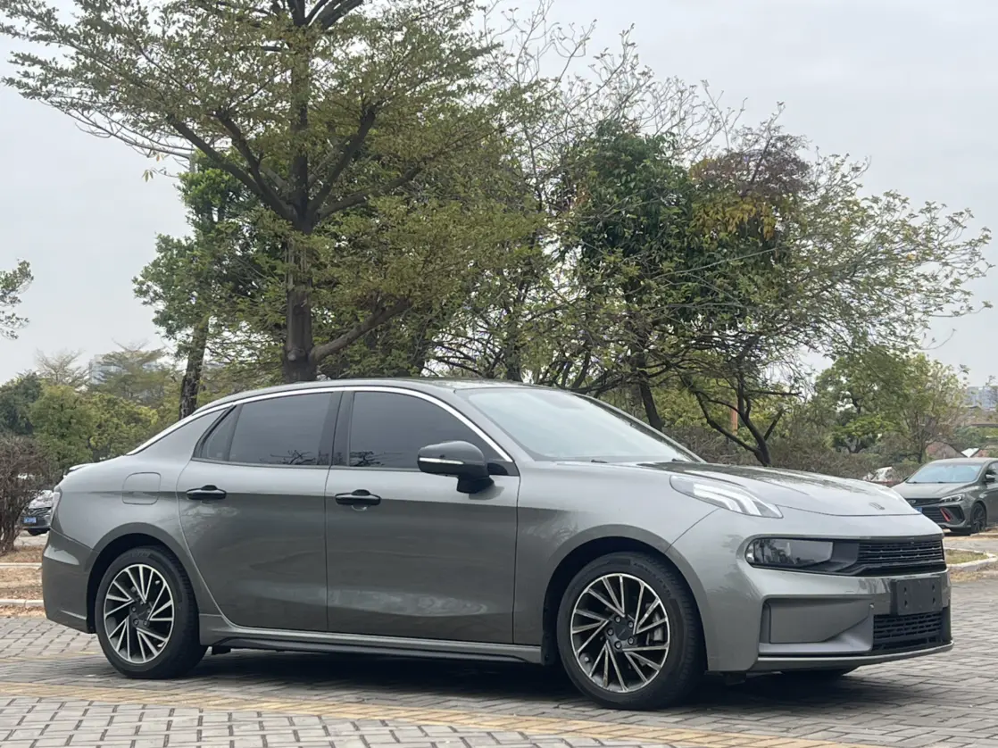 Lynk & Co 03