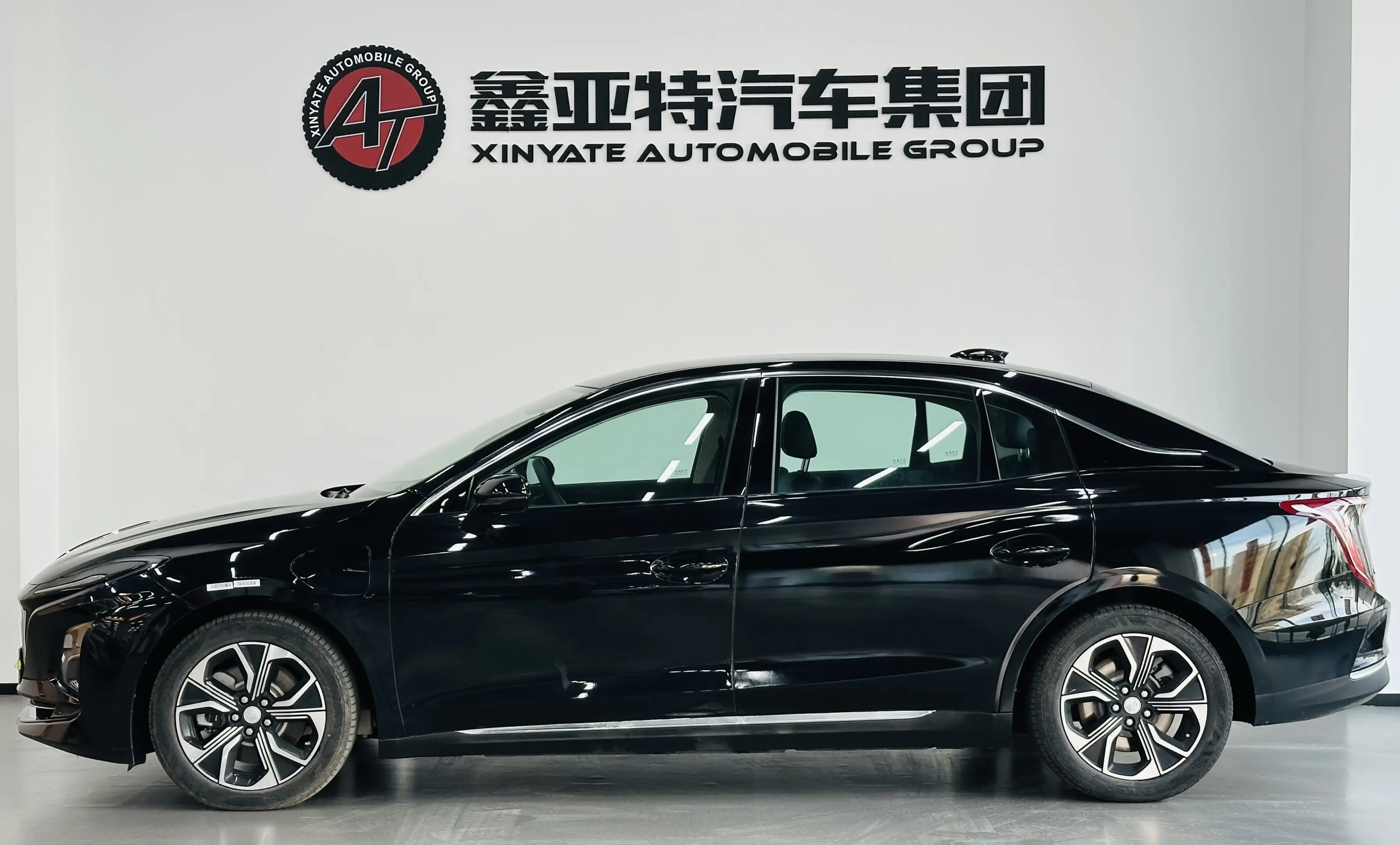 Hongqi E-QM5  из Китая