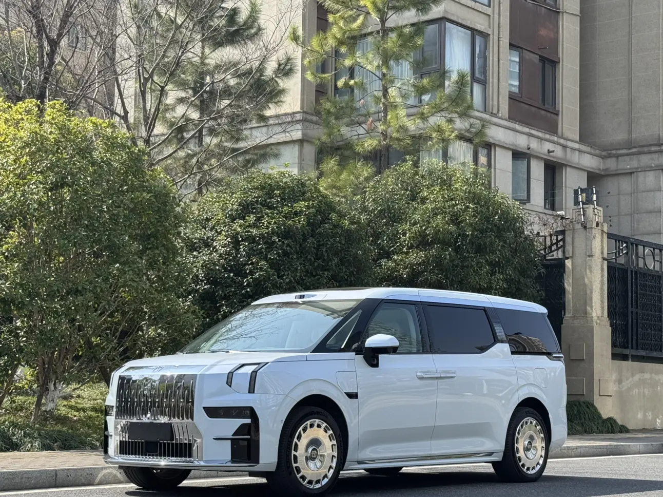 ZEEKR 009  из Китая