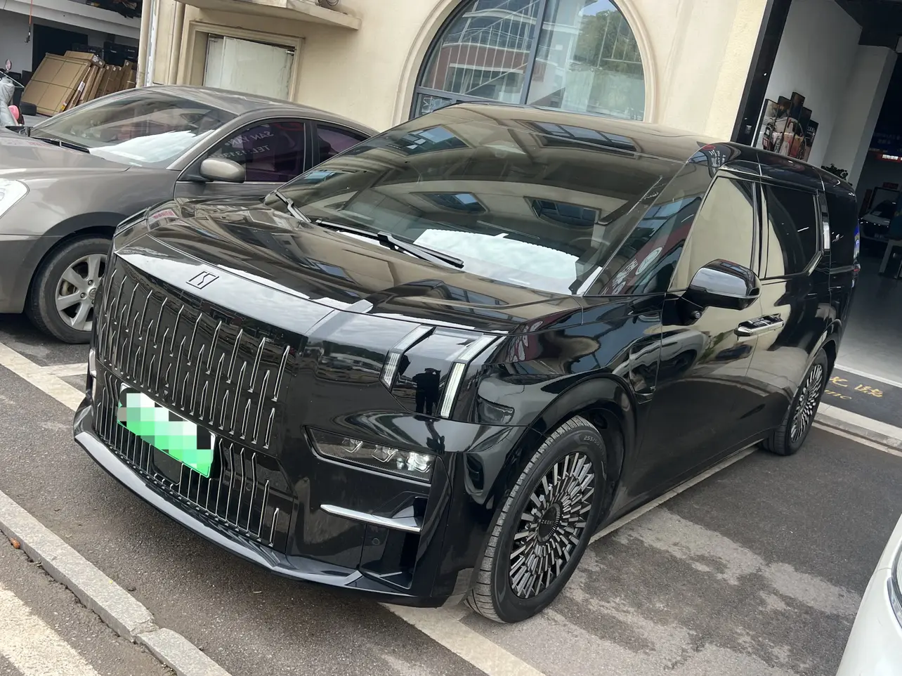 ZEEKR 009  из Китая