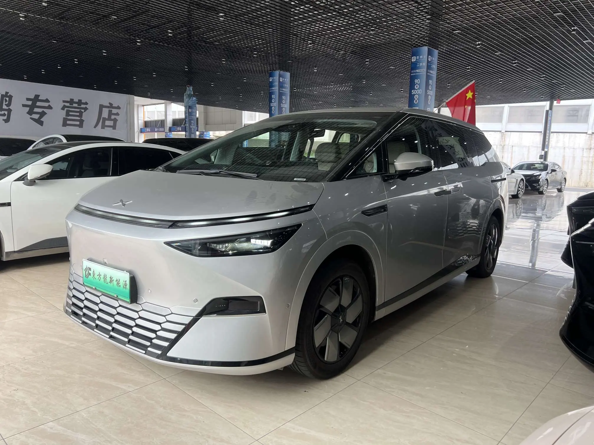 Xpeng X9  из Китая