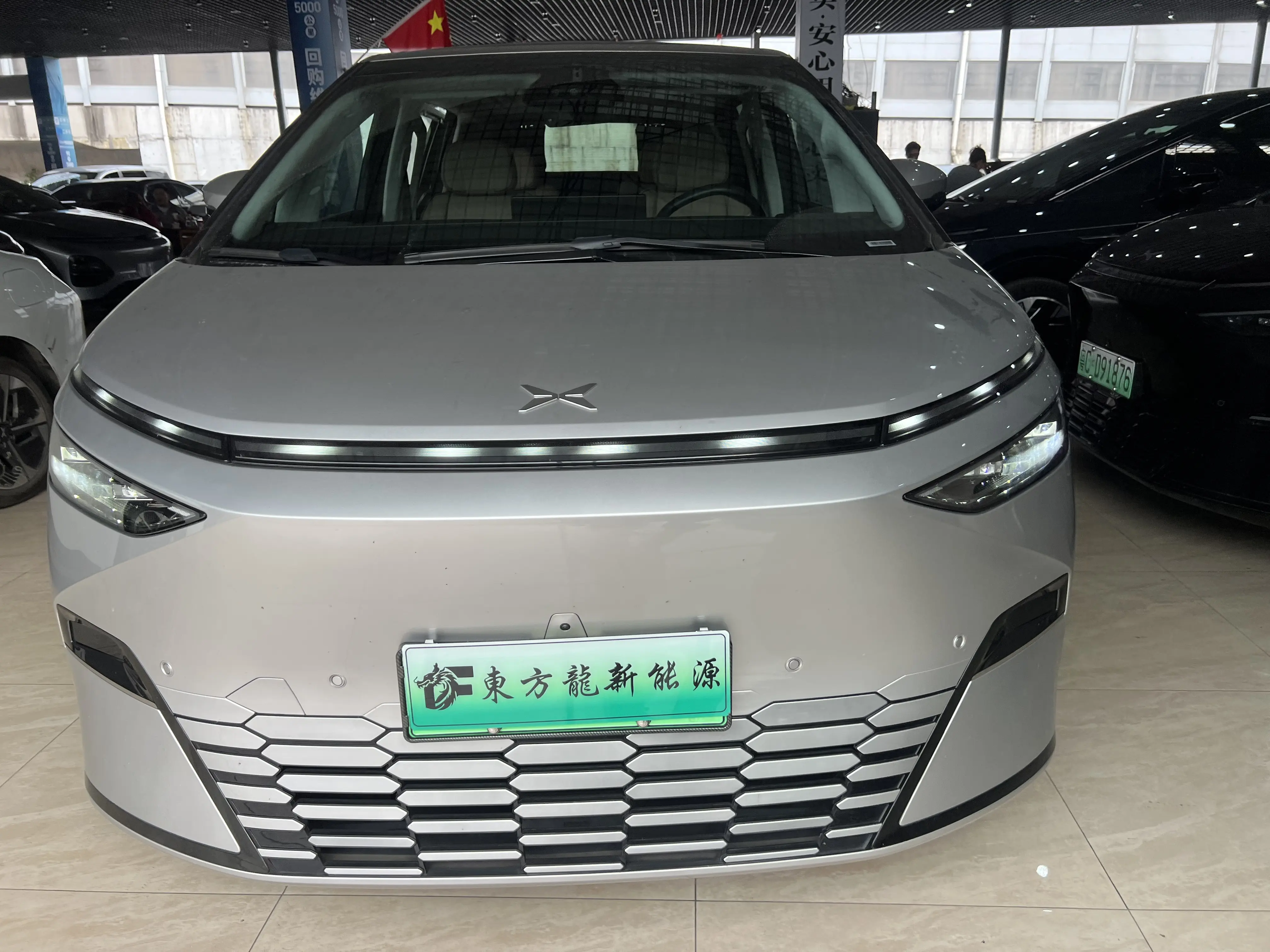 Xpeng X9  из Китая