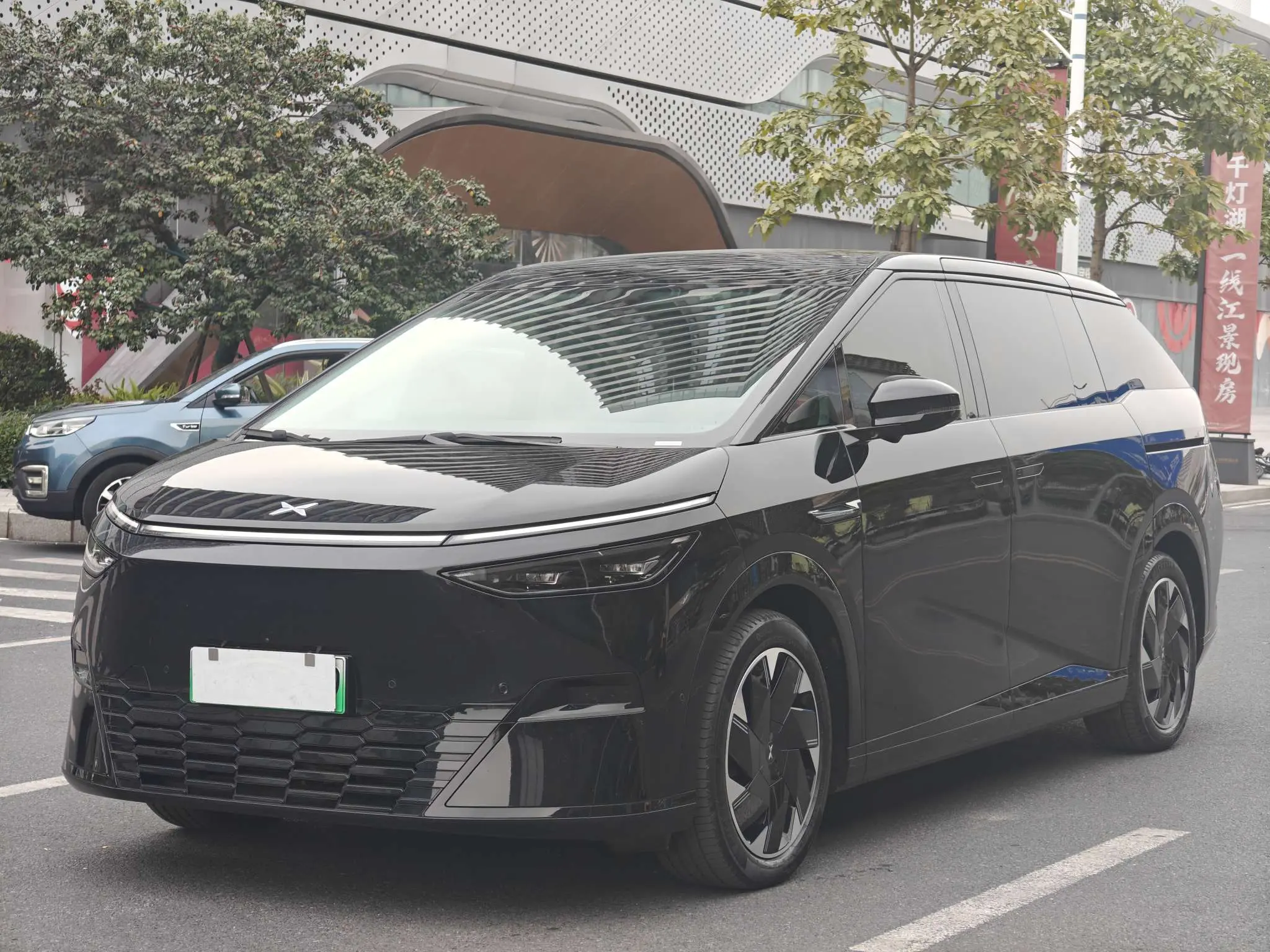 Xpeng X9  из Китая