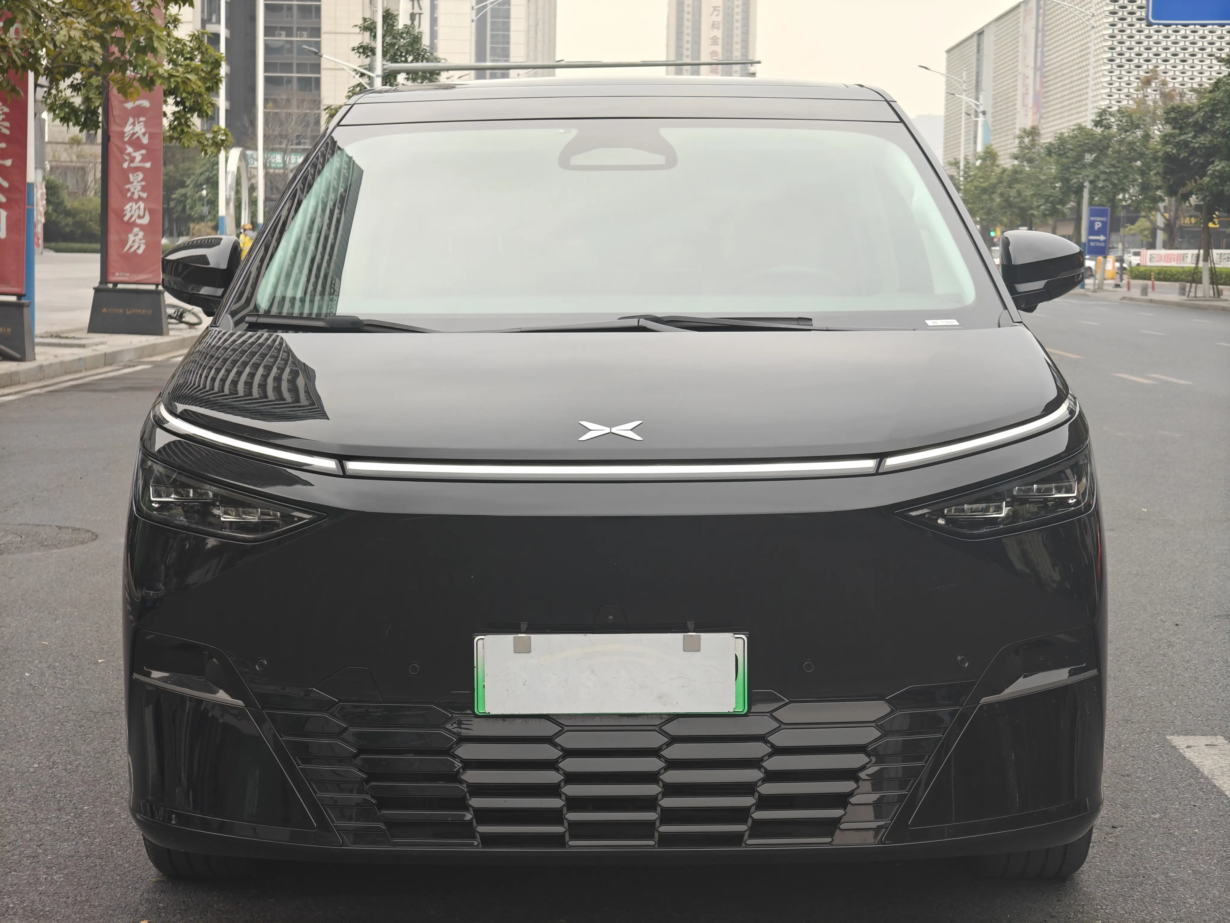 Xpeng X9  из Китая