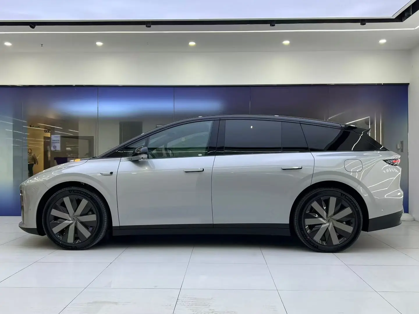 Li Ideal i6  из Китая