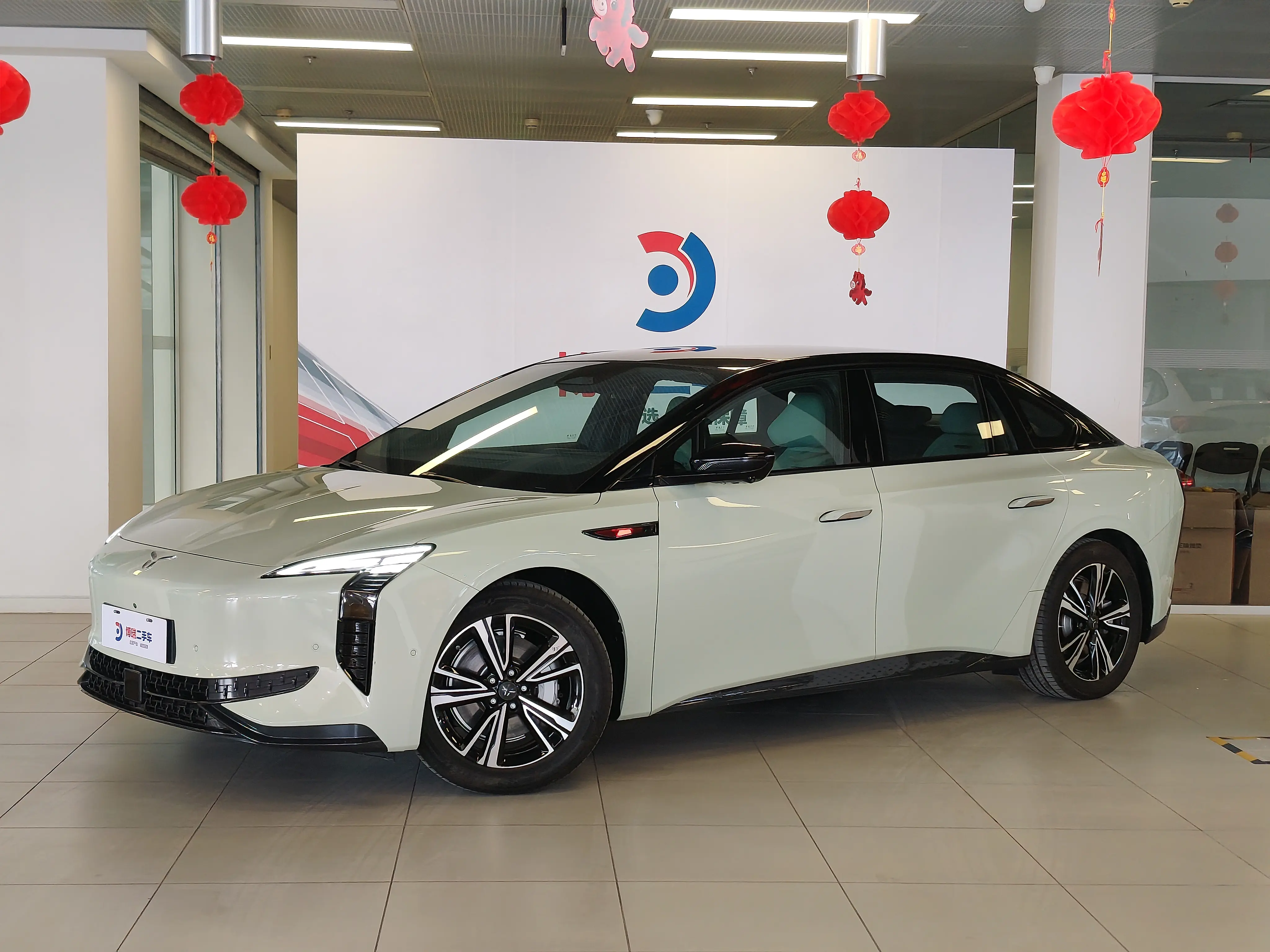 Hongqi EH7  из Китая