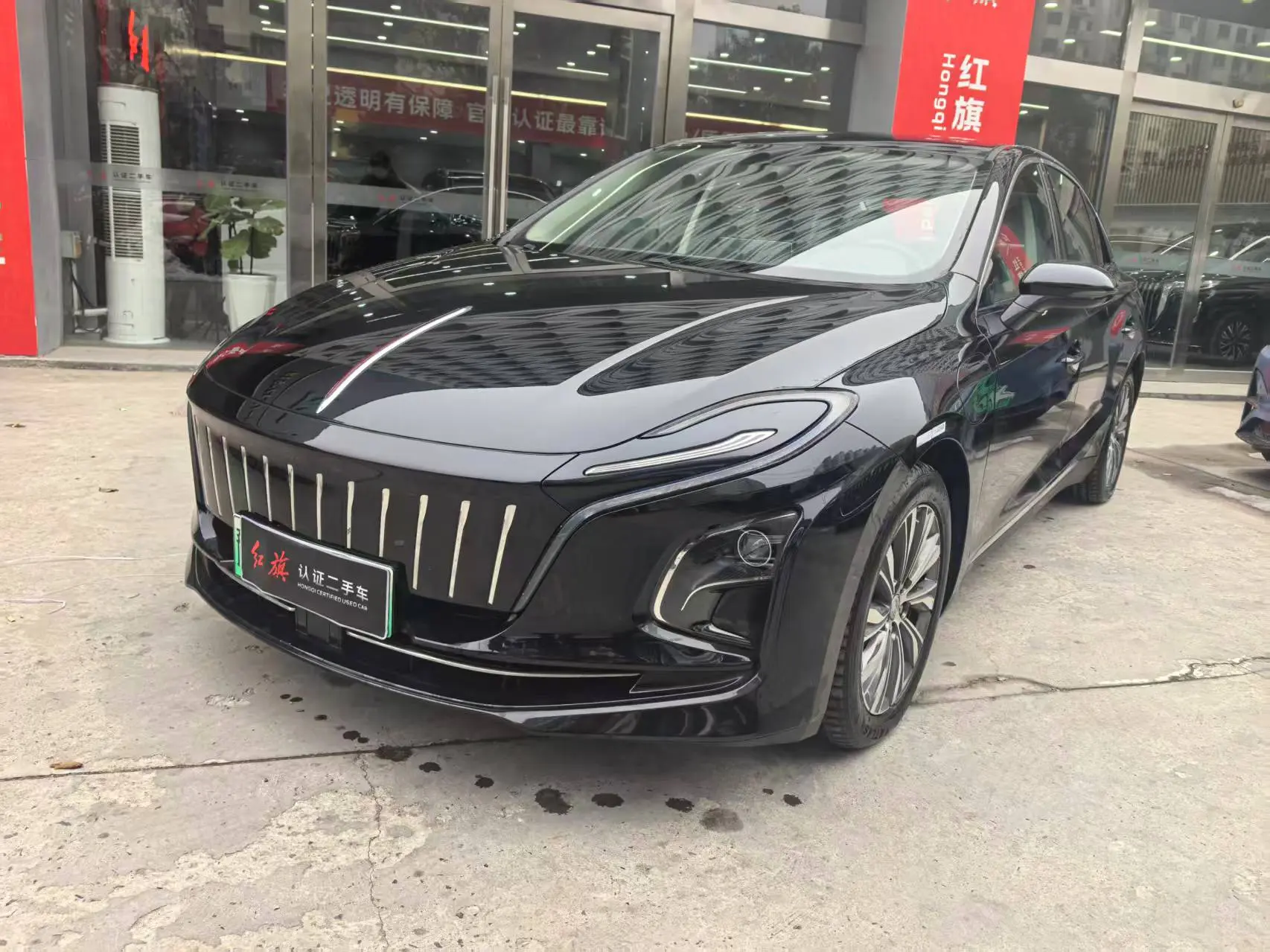 Hongqi E-QM5  из Китая